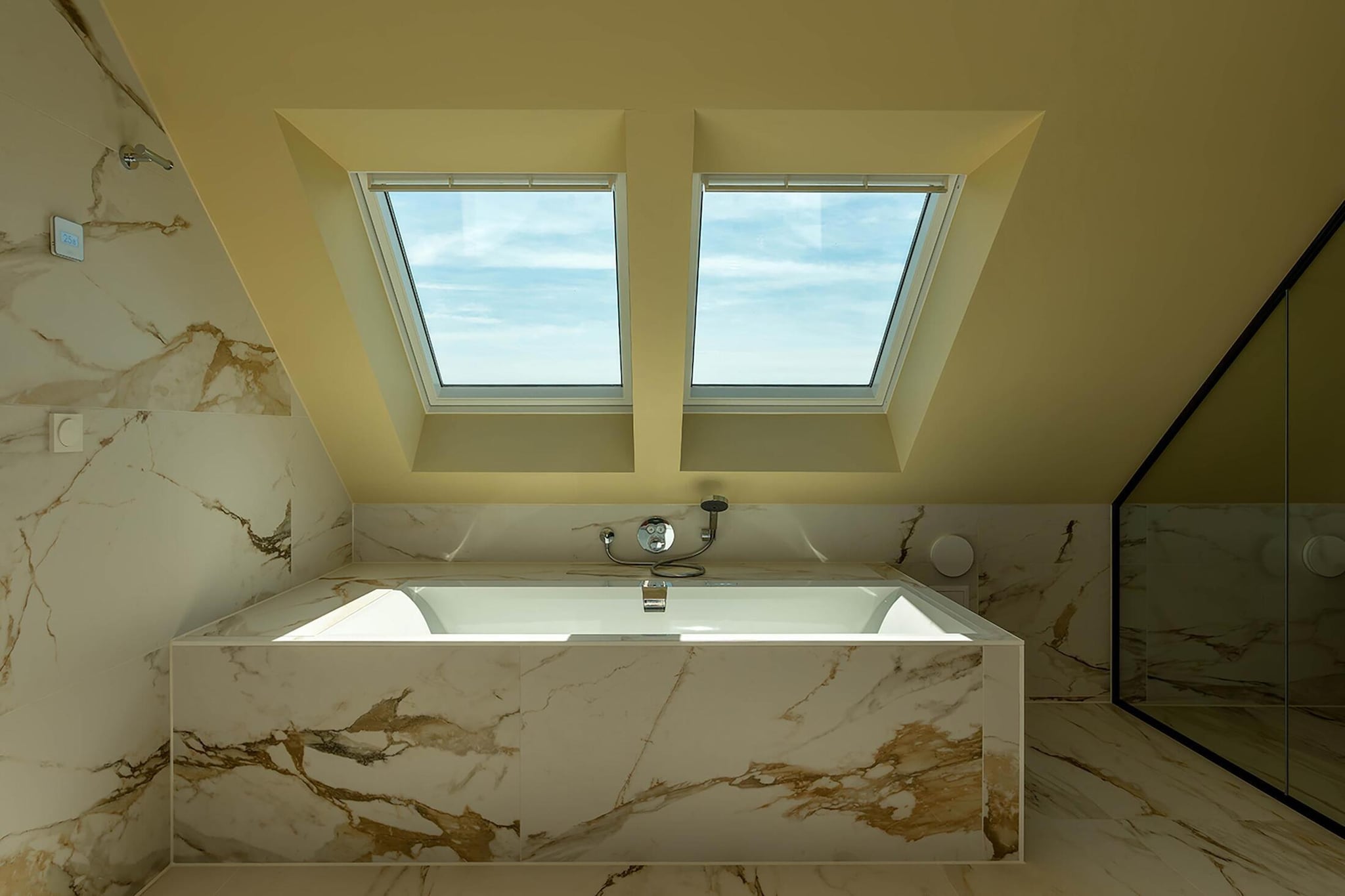 Ground floor: (Living room(TV, seating area), open kitchen(hob(induction), electric kettle, toaster, coffee machine, combination microwave, dishwasher, fridge-freezer, Juicer), Bedroom with bathroom(single bed(90 x 210 cm), single bed(90 x 210 cm), shower(walk-in shower), washbasin, toilet), toilet)\n\nOn the 1st floor: (bathroom(Bubble bath(2 persons), steam shower(unit)), relaxation area, relaxation area)\n\ntumble dryer, washing machine, terrace, garden, garden furniture, parasol, Charging post for electric cars