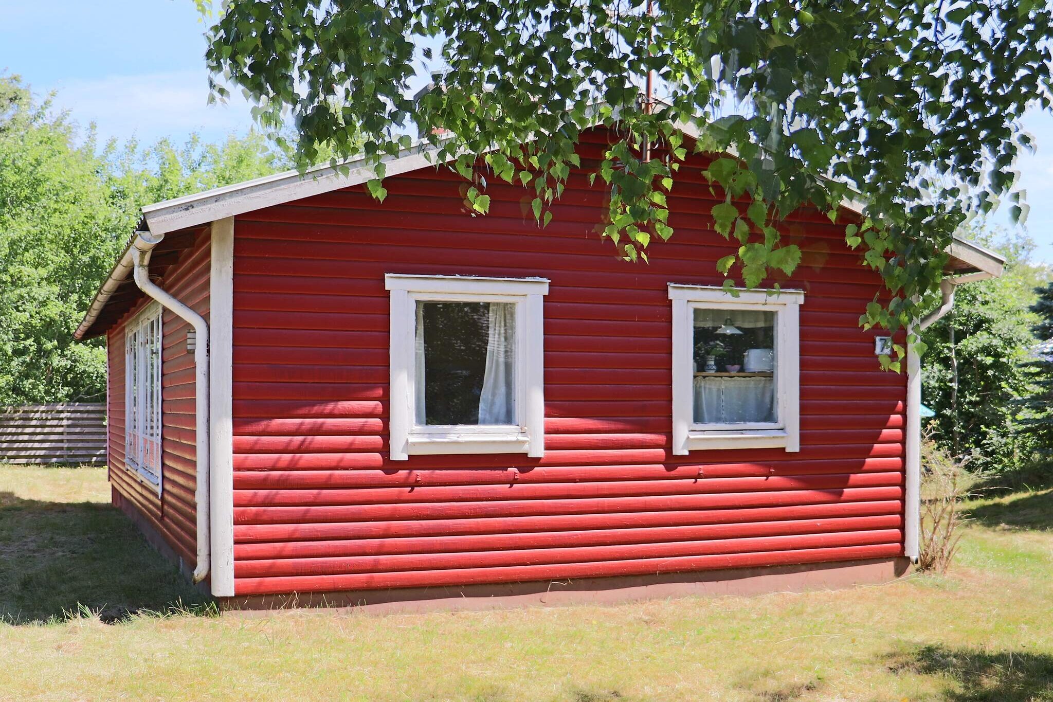 Welcome to a classic Swedish summer idyll, red house with white knots within walking distance to the sea, only 1km away. Here you can live comfortably with a large lawn for playing and lazy days outside. The house has room for 5 people with two bedrooms. One bedroom has a single bed and a bunk bed. The other with two single beds. The kitchen area has most of what you could need with a dining table together with a sofa in the living room for good dinners and conversations together. Only a short walk or bike ride will take you to the lovely beach, which is well known for its fine beach. Nearby is also HÃ¶karfÃ¤ltet's beautiful nature, with an exercise facility, barbecue areas, outdoor gym and sauna. At a convenient distance is Mellbystrand's summer center with several restaurants, small shops and the Strandhotellet. Just to the south you reach SkummeslÃ¶vstrand and then the BjÃ¤re Peninsula with all its picturesque summer villages and not least BÃ¥stad, the wonderful tennis metropolis. To the north you can easily reach Halmstad with its fantastic beaches in TylÃ¶sand, its large range of entertainment and all the golf courses. Why not visit the small town of Laholm with its beautiful location by the Lagan. The town has a cozy center with small shops, cafes and restaurants. Here Lagan winds around the town and there is fine salmon fishing and a smokehouse with a restaurant. A warm welcome to a nice holiday.
