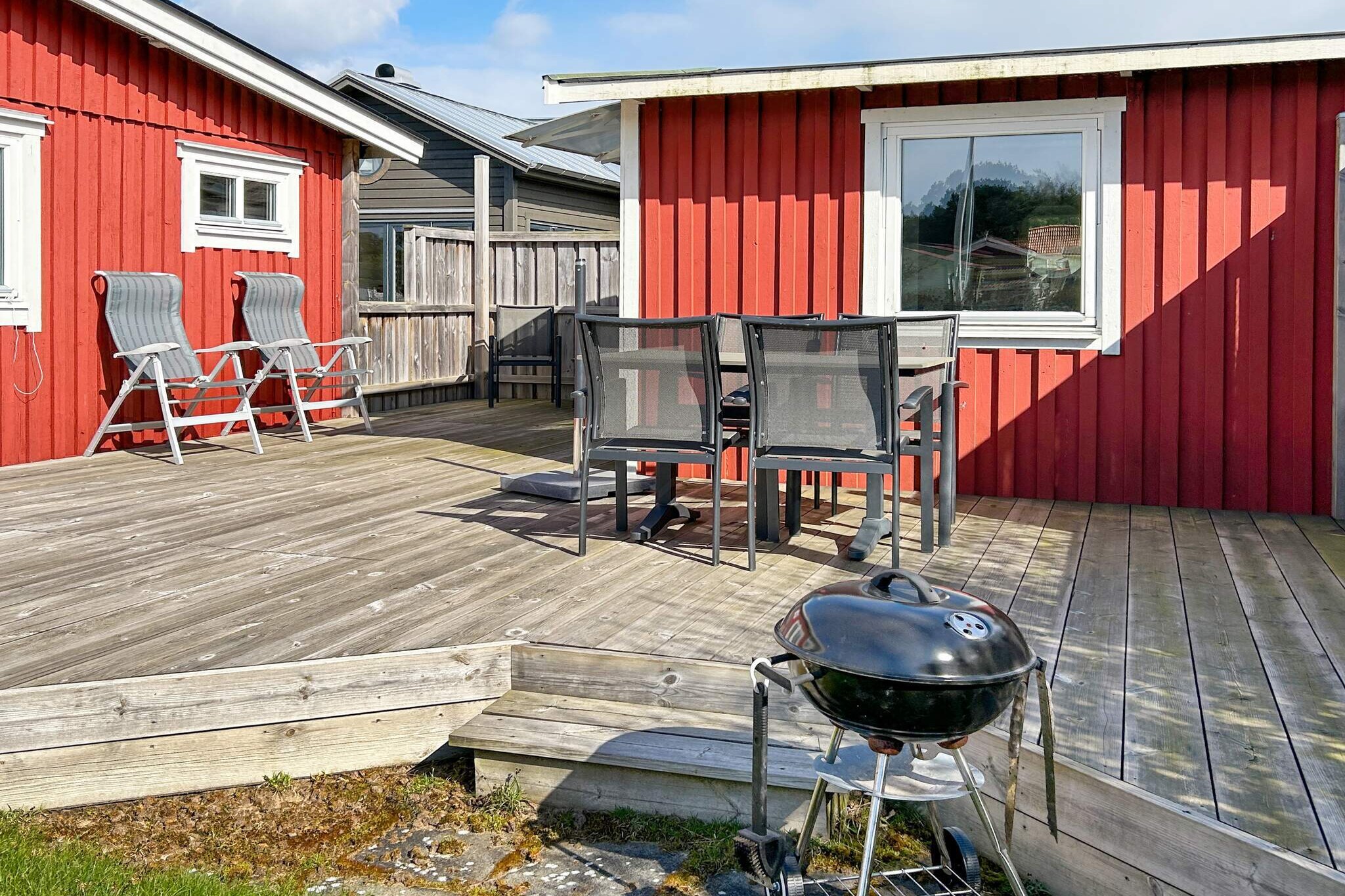 elcome to this charming summer cottage, an idyllic retreat just a short walk from the sea. With its perfect location next to a playground, this is the ultimate vacation destination for families with children. Inside the cottage, you are greeted by an open floor plan where the kitchen and living room blend together to create a shared and inviting atmosphere. The kitchen is fully equipped with everything you need to prepare delicious meals during your stay. Here you'll find a stove, oven, coffee maker, microwave, as well as a fridge and freezer. The cottage has two bedrooms for your comfort. The first bedroom features a comfortable double bed where you can enjoy a good night's sleep, while the second bedroom has a bunk bed with two sleeping spots. When the evenings get a bit chilly, you can relax in the glass-enclosed patio and enjoy nature without worrying about the weather. For warmer days, there is a spacious and lovely deck at the back of the cottage, complete with outdoor furniture and a charcoal grill for enjoyable barbecue evenings together. Remember to only grill in the designated area outside the deck to avoid fire hazards. As an added bonus, there is a guest cottage with a cozy double bed measuring 140 cm, perfect for extra guests or those seeking a bit of extra privacy. SkummelÃ¶vstrand is a popular seaside resort, and for those tired of the sea, it's within walking distance to the swimming pool, approximately 1.5 km away. There is a 25-meter heated seawater pool at the beach. At the pool area, there is also a kiosk offering simple refreshments. If you want to go on a day trip, visit Svarvareskogen, a green oasis with numerous hiking trails and two exercise tracks. For tennis enthusiasts, head to SkummeslÃ¶vs Tennis Club, one of Sweden's largest tennis facilities. If you enjoy adventure, visit Kungsbygget Adventure Park, offering active experiences with summer sledding, zip-lining, climbing, cycling, and bungy rocket. There is plenty to do and see here. The house is very well-planned and carefully thought out for a perfect vacation. Welcome!