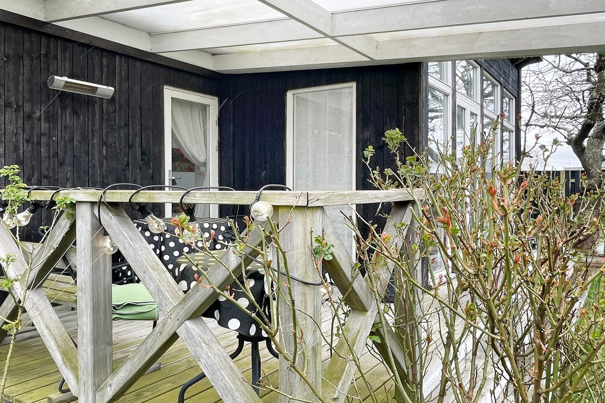 Annex: (single bed, single folding bed)\n\nKitchen(cooker(2 ring stoves), coffee machine, oven, microwave, fridge(+ freezer)), bedroom(double bed), bathroom(washbasin, toilet), bathroom(washbasin, shower, toilet), heating(electric), garden, parking