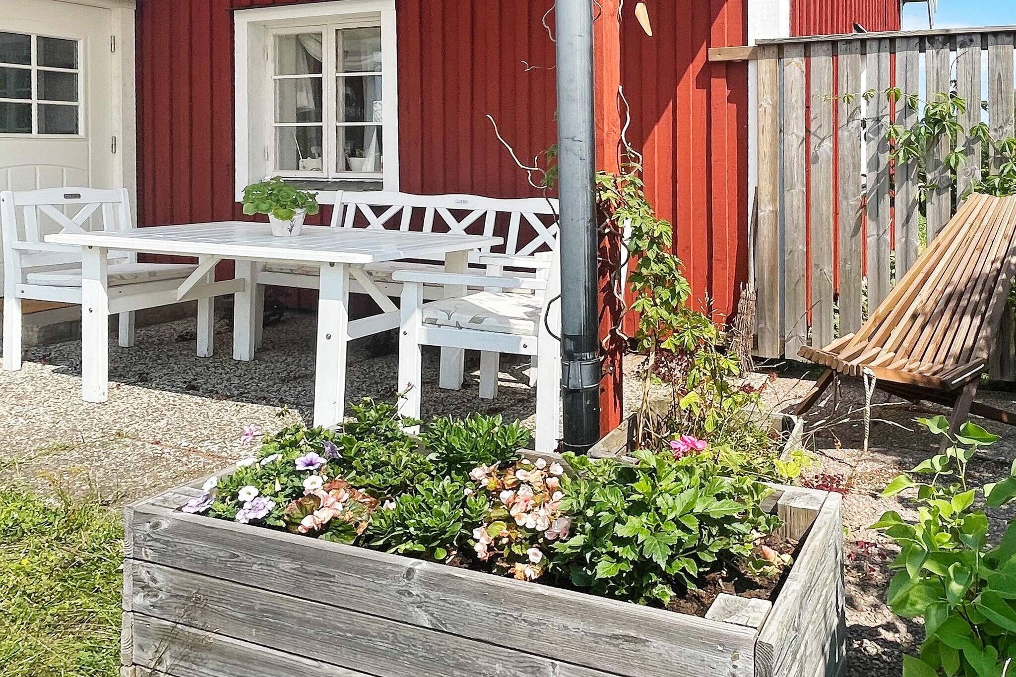 Cute house with a wonderful rural location where you can enjoy the beautiful scenic view. Here you live close to nature on the fine farm &quot;Lilla Svederna&quot; near Hulta in Edsbruk. The big house is also rented out, but you have your own part of the garden. You have just under 9km to the coast, where you can enjoy swimming in HelgenÃ¤s. There is also a fantastically nice swimming area at StorsjÃ¶n in Edsbruk. The house has a small patio with outdoor furniture.You also have the more secluded back of the house where you can enjoy the nice view over the fields and forest.There are nice walking areas where you can enjoy wonderful forest and nature. Berries and mushrooms are available in season. Here you can see plenty of cranes, birdlife, deer and hares. The house's living room is nicely furnished with a nice sofa in front of the TV and a nice dining area. The kitchen has most of what you might need. Note that it is not permitted to fire in the tiled stove or the wood stove. You have a smaller bathroom with toilet and sink under the stairs. Shower cubicle is in a small secluded part of the hall. Upstairs is a magically sweet bedroom with a double bed. Above the stairs is an open bedroom with two single beds. Popular archipelago communities such as Valdemarsvik, Loftahammar and VÃ¤stervik lie like a string of pearls along the coast. Popular Loftahammar with boaters, restaurants, cafes and cooling baths by beaches and cliffs. Don't miss the summer town of VÃ¤stervik with its picturesque town centre, its restaurants and many summertime events. Tour boats depart for the archipelago from both Loftahammar and VÃ¤stervik. In Gamleby there is Hammarsbadet and the troll park Garpedansberget. The beautiful village of VrÃ¥ka is also well worth a visit, here there is glassblowing, a flea market and an ice cream cafÃ©. For the youngest, a visit to Astrid Lindgren's World in Vimmerby is usually popular. Or why not KolmÃ¥rdens Djurpark with an ice cream stop in wonderful SÃ¶derkÃ¶ping on the way. Virum's moose park is also nice for both children and adults. The popular Tindered country kitchen is only 10 km away. At CafÃ© KÃ¥rtorp 15 km away you can enjoy a lunch or coffee.