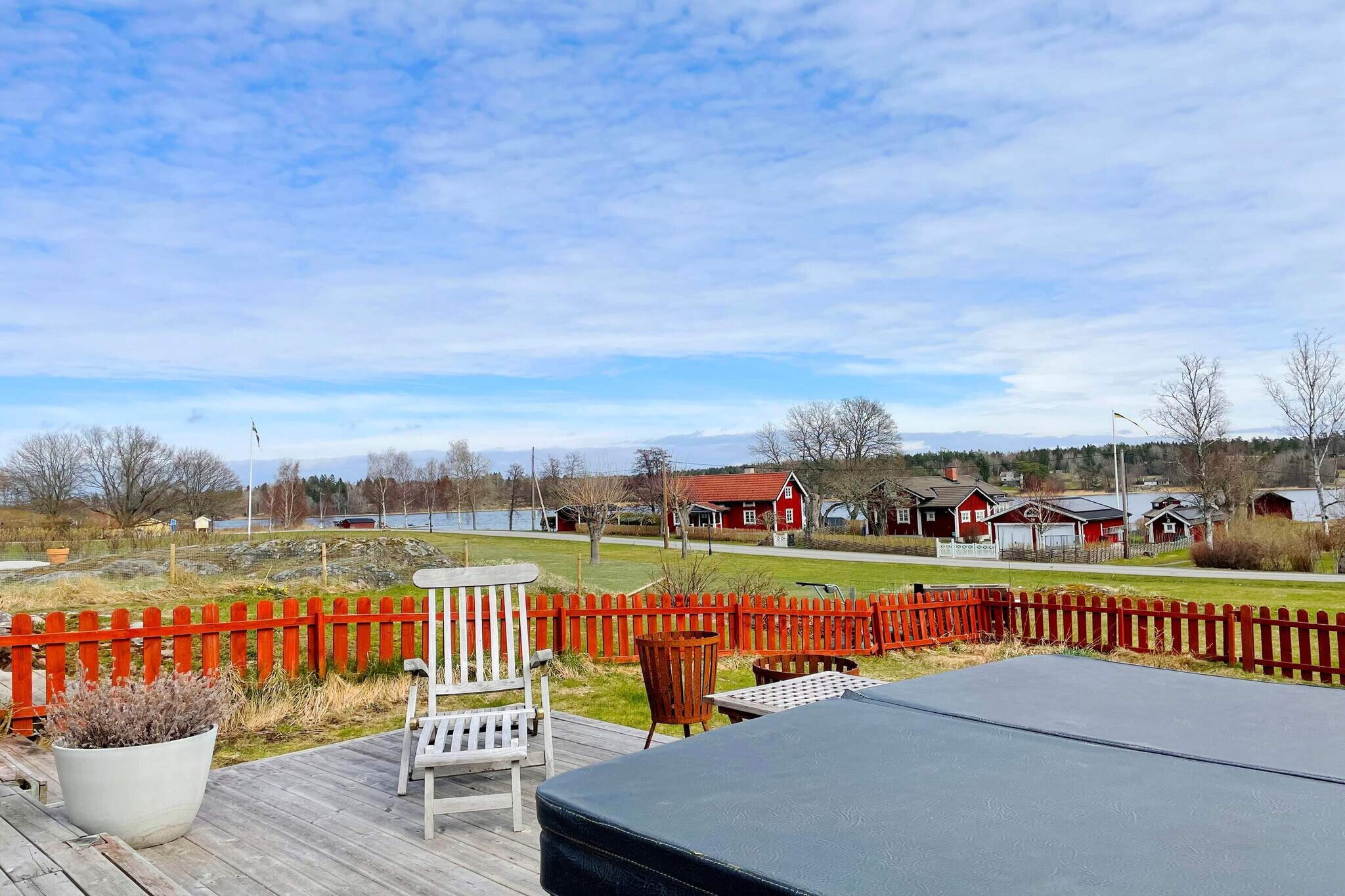 Welcome to this charming townhouse with a hot tub and beautiful views of the VÃ¤ddÃ¶ canal in NorrtÃ¤lje! It boasts a perfect location just a stone's throw from swimming opportunities off the dock and sandy beach. Here you can combine a refreshing swim in the sea with a warm, relaxing soak in the hot tub in a tranquil environment. It's a pleasant and comfortable accommodation with a great starting point to explore everything Stockholm's archipelago has to offer! The delightful townhouse greets you with a spacious kitchen, large living room with a roomy sofa and TV. There's a bedroom with a double bed and direct access to the backyard patio, as well as a cozy sleeping alcove with a double bed without a door. The bathroom includes a toilet, sink, and shower. From the living room, you can step out into a glass-enclosed sunroom where you can enjoy a pleasant dinner, and then proceed to the rest of the backyard, which includes a covered patio with a lounge area and the hot tub. The hot tub invites you to enjoy a warm and relaxing bath with beautiful and calming views that help everyone unwind and enjoy the birdsong! Here you have the advantage of choosing whether to swim in the sea or take a warm soak in the hot tub! The accommodation is located in a pleasant townhouse area with a perfect location in Stockholm's archipelago, with easy access to countless swimming spots, beautiful environments, and activities for various interests. In Grisslehamn, you can play mini-golf, enjoy a good meal, or even take a trip to Ã…land with the EckerÃ¶ Line. If you head to central NorrtÃ¤lje, youâ€™ll find everything you need and more, including local shops and cafÃ©s on pleasant streets. A great tip is to stroll along the canal that runs through old NorrtÃ¤lje! The list is endlessâ€”welcome!