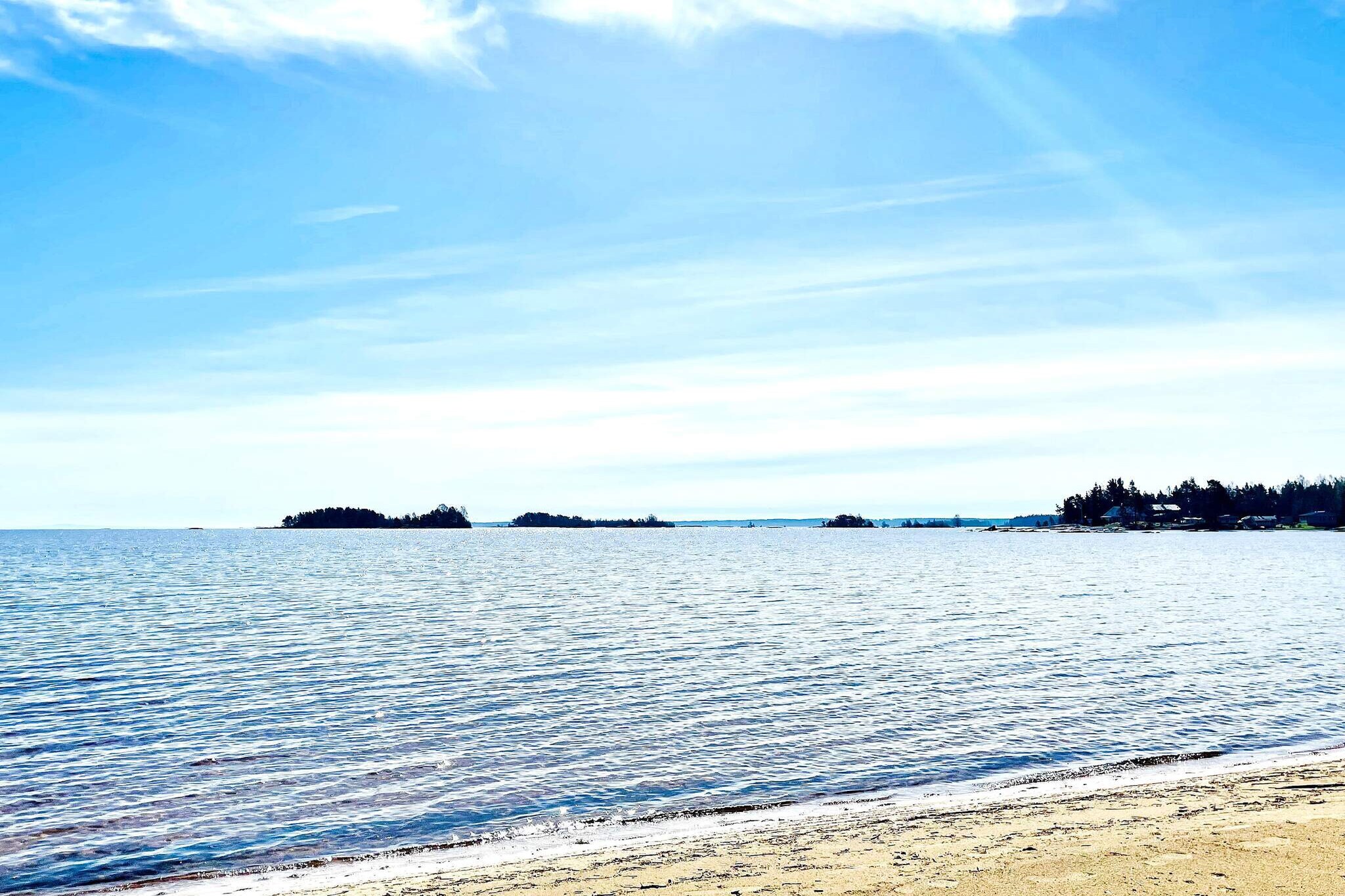 Internet Access DSL, Kitchen(cooker(electric), coffee machine, oven, microwave, fridge-freezer, washing machine), Living/bed room(double folding bed, TV(swedish TV channels)), bedroom(double bed), bathroom(washbasin, shower, toilet), garden, garden furniture, parking