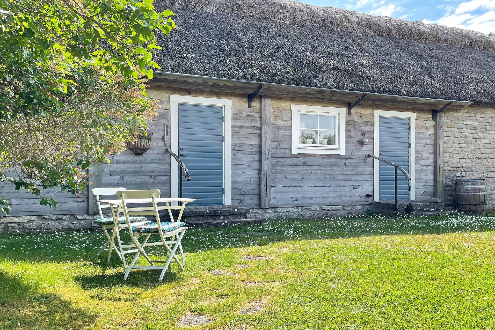 Beautiful cottage in a stunning natural setting located on Ã–land between KÃ¤lla and Hagelstad. Here, you can enjoy the peace and quiet on the lovely, lush plot surrounded by beautiful stone walls, fields, and unique nature. You have comfortable outdoor furniture to lounge on. On the plot, you'll find a beautiful small windmill that's a delight to see. The house has a large, pleasant bedroom where you can sleep well in the comfortable double bed. There's also an optional foldable bed. The bedroom also has a living room section with a cozy armchair. The bright kitchen has a dining area. The bathroom has a toilet, sink, and shower. Ninnis Kroppkakabod is just 650 meters away. Here, you can enjoy Ã–land's traditional kroppkakor for lunch. This is the perfect spot to explore the best of Ã–land. You're close to both the Eastern and Western coastlines, but also have access to wonderful beaches and beautiful nature. The old coastal road runs along the Western coast, offering breathtaking views. There are many beaches to choose from, such as Tingskullen and Sandvik. But you're also not far from BÃ¶da or Byrums rolling sand beaches. In LÃ¶ttorp, you'll find plenty of fine restaurants. In Sandvik, you can enjoy good food in a lovely setting. Even larger towns like Borgholm and Byxelkrok are within reach if you want a wider range of options.