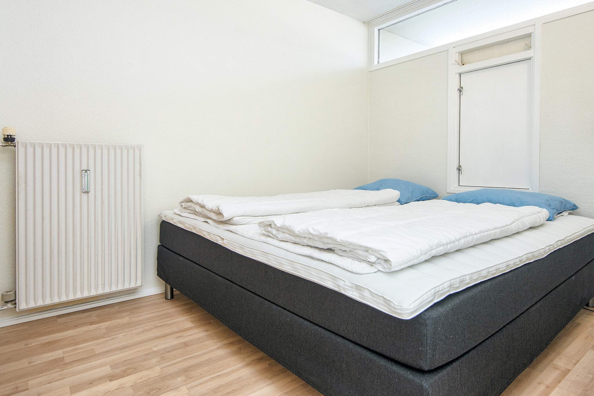 Kitchen(cooker(electric), coffee machine, dishwasher, fridge-freezer), Living/bed room(single folding bed, TV(german television channels, danish TV channels (DR1 and TV2))), Living/bed room(TV(german television channels, danish TV channels (DR1 and TV2))), bedroom(double bed), bathroom(washbasin, shower, toilet), sauna(shared with other guests, indoor), swimming pool(shared with other guests, indoor), swimming pool(shared with other guests, outside)