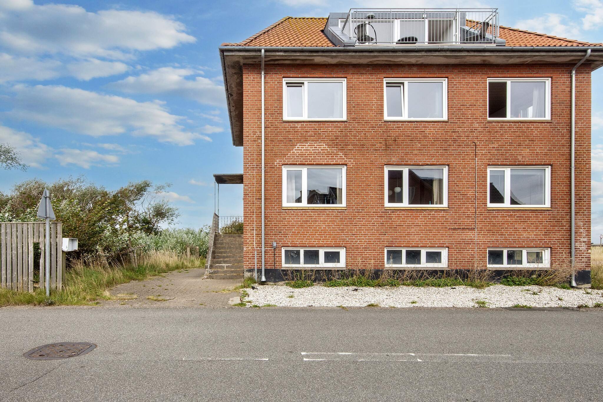 Internet Access DSL, Kitchen(cooker(electric), coffee machine, dishwasher, fridge-freezer), Living/bed room(TV(german television channels, danish TV channels (DR1 and TV2), norvegian TV channels , swedish TV channels), chromecast), bedroom(double bed), bedroom(double folding bed), bathroom(washbasin, shower, toilet), heating(central)