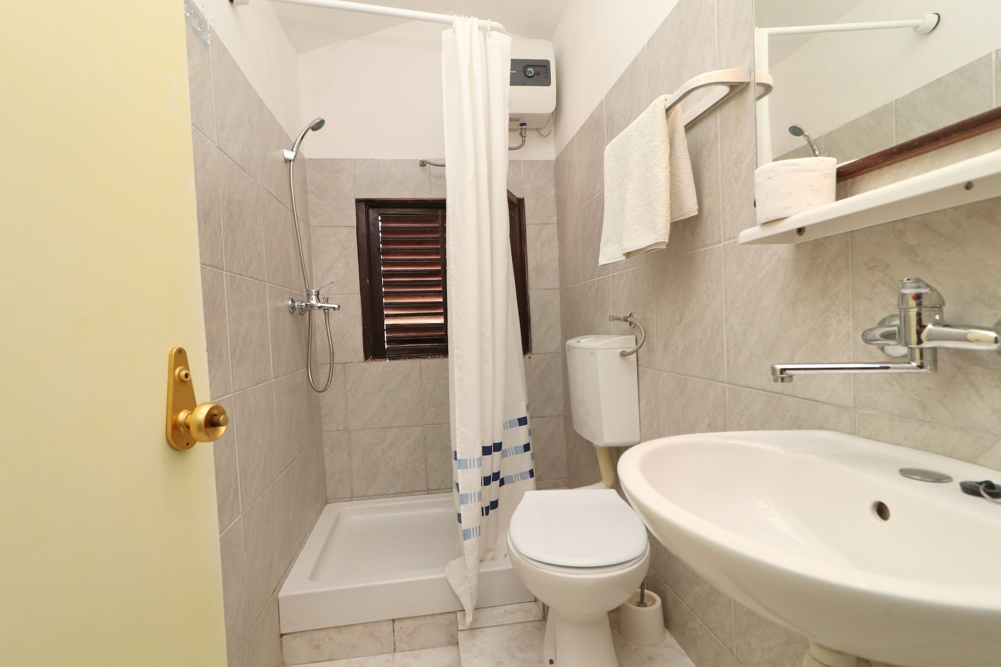 Apartments Karbuni By The Sea - One Bedroom apartment with Terrace and Sea View (A4) U REDU-Badezimmer
