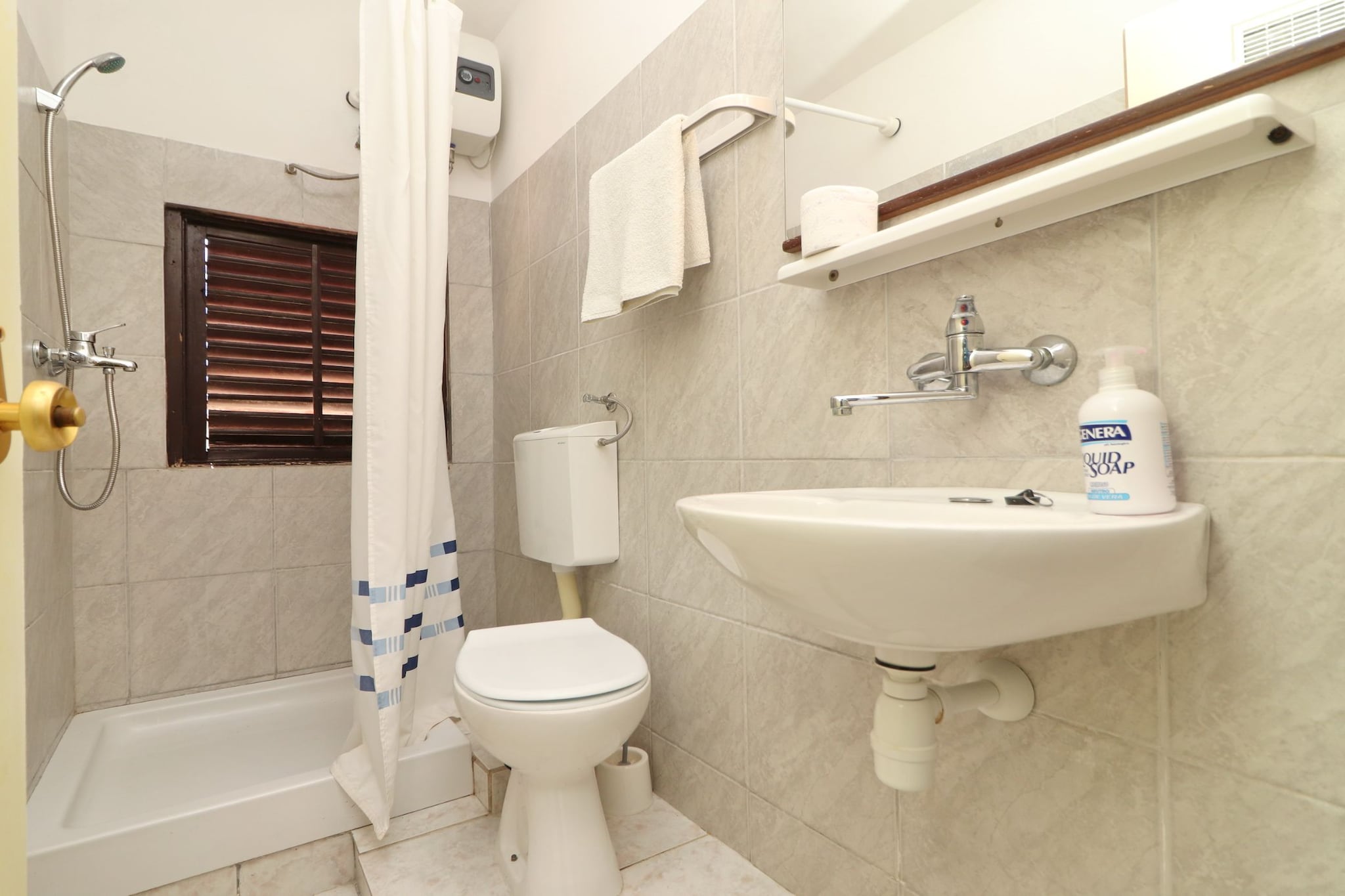 Apartments Karbuni By The Sea - One Bedroom apartment with Terrace and Sea View (A4) U REDU-Badezimmer