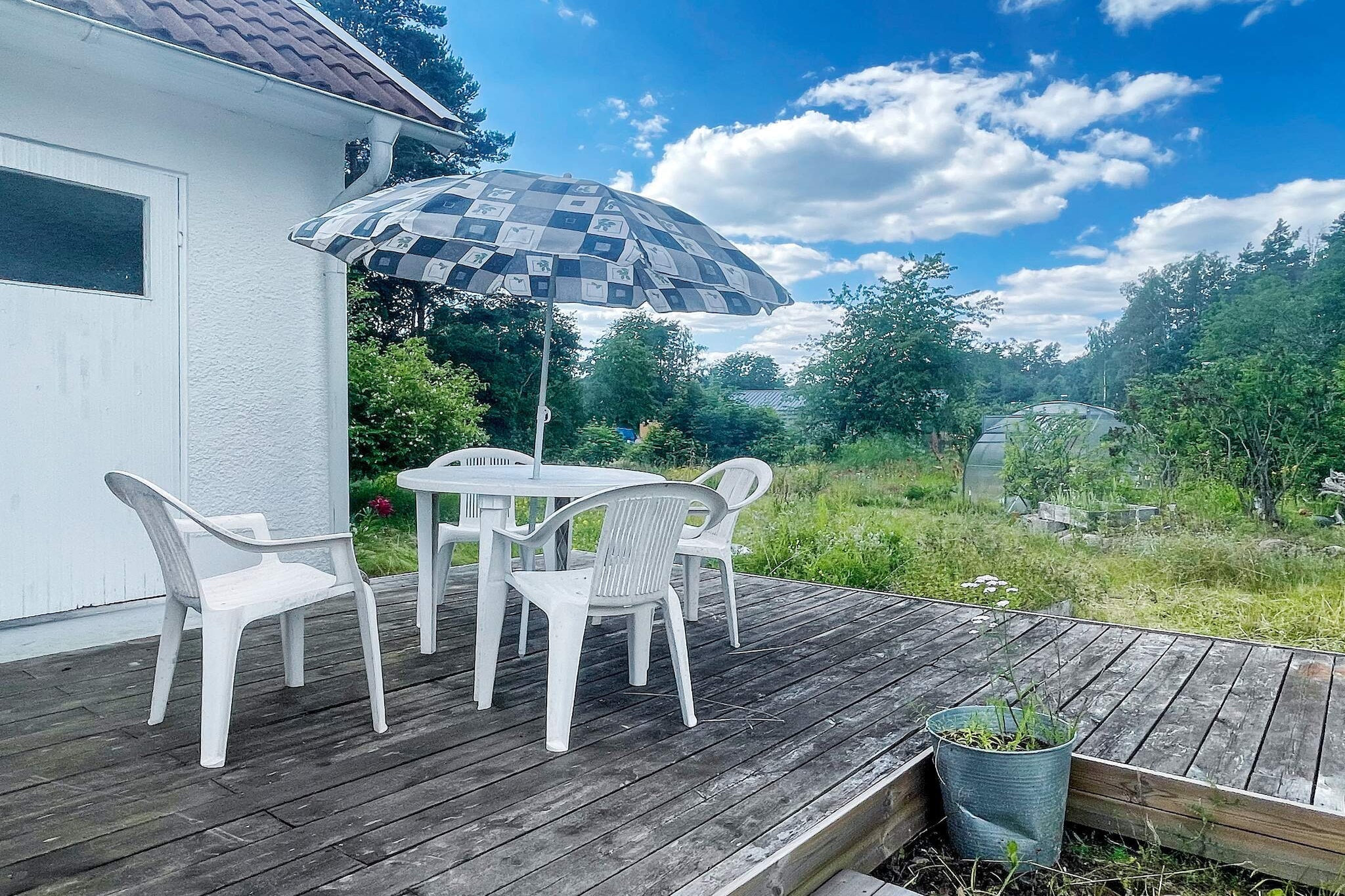 House with lush garden in Bockara, where you have just 1.3 km to the beautiful beach with sandy beach and pier at charming HagsjÃ¶n. If you prefer a coastal bath, you can visit Oskarshamn 25 km away, which offers a wide range of bathing spots, shopping and restaurants. From Oskarshamn's harbor, you can enjoy a day trip to Byxelkrok on Ã–land during the summer. The house's garden features a balcony with outdoor furniture where you can relax and socialize. There is also a greenhouse with outdoor furniture. You have a large kitchen with dining area. The living room has a sofa and dining group. You sleep in three bedrooms. One of the bedrooms is located on the ground floor with a 140cm wide double bed. The two bedrooms on the top floor have a 140cm wide double bed in one room and a sofa bed for one person in the other. The bathroom is located on the ground floor and is equipped with sink, toilet, shower and washing machine. There are shops and restaurants 15 km away in HÃ¶gsby. In MÃ¥lilla, you can visit the elk park where you can get up close to the beautiful elk. There is also Speedway, strawberry picking and farm shop. To popular Astrid Lindgren's World in Vimmerby, you have 58 km.