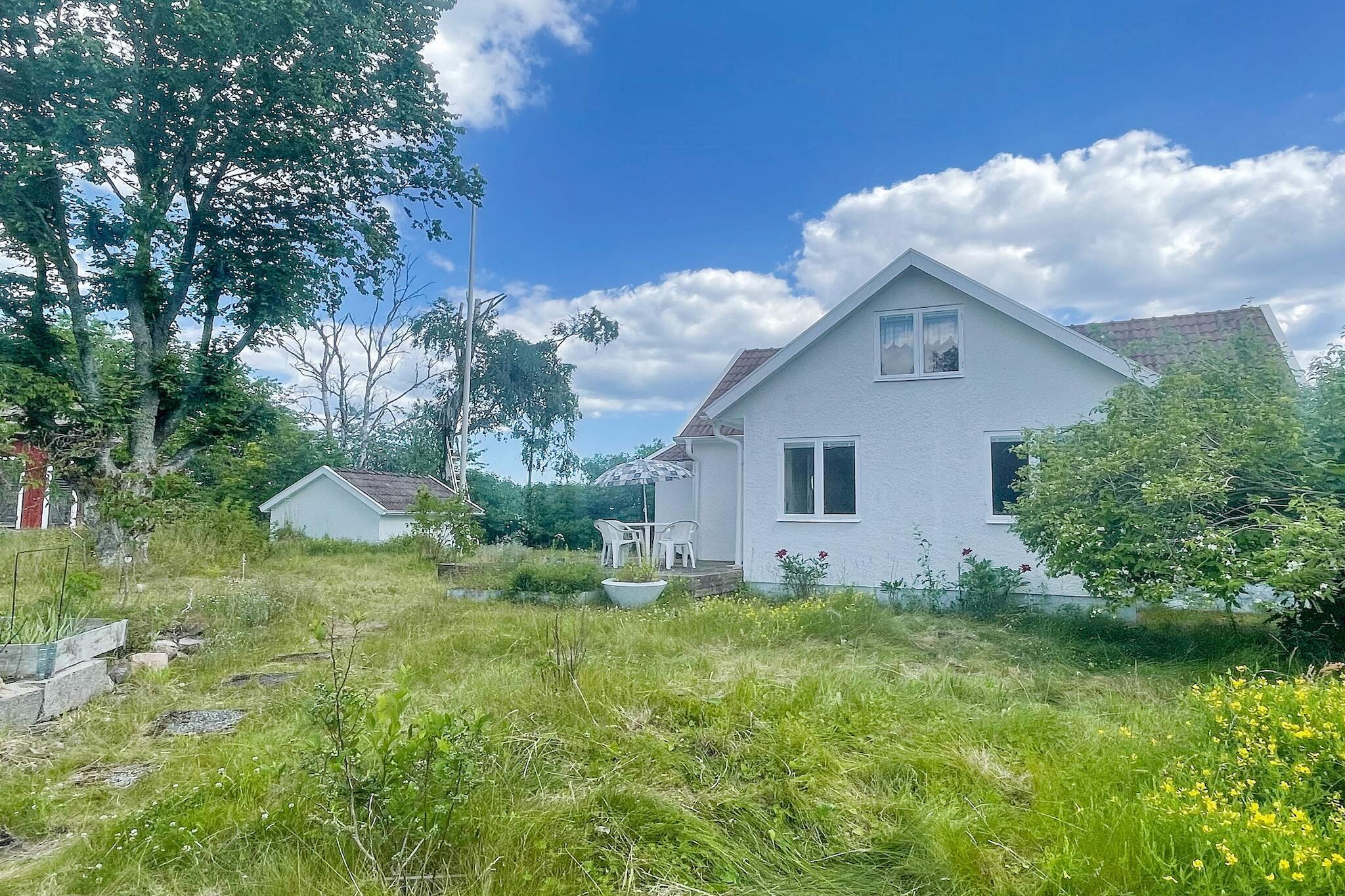 Kitchen(cooker(electric), fridge-freezer), Living/bed room, bedroom(double bed), bedroom(double bed), bedroom(single folding bed), bathroom(washbasin, shower, toilet, washing machine), heating(electric), garden furniture, parking