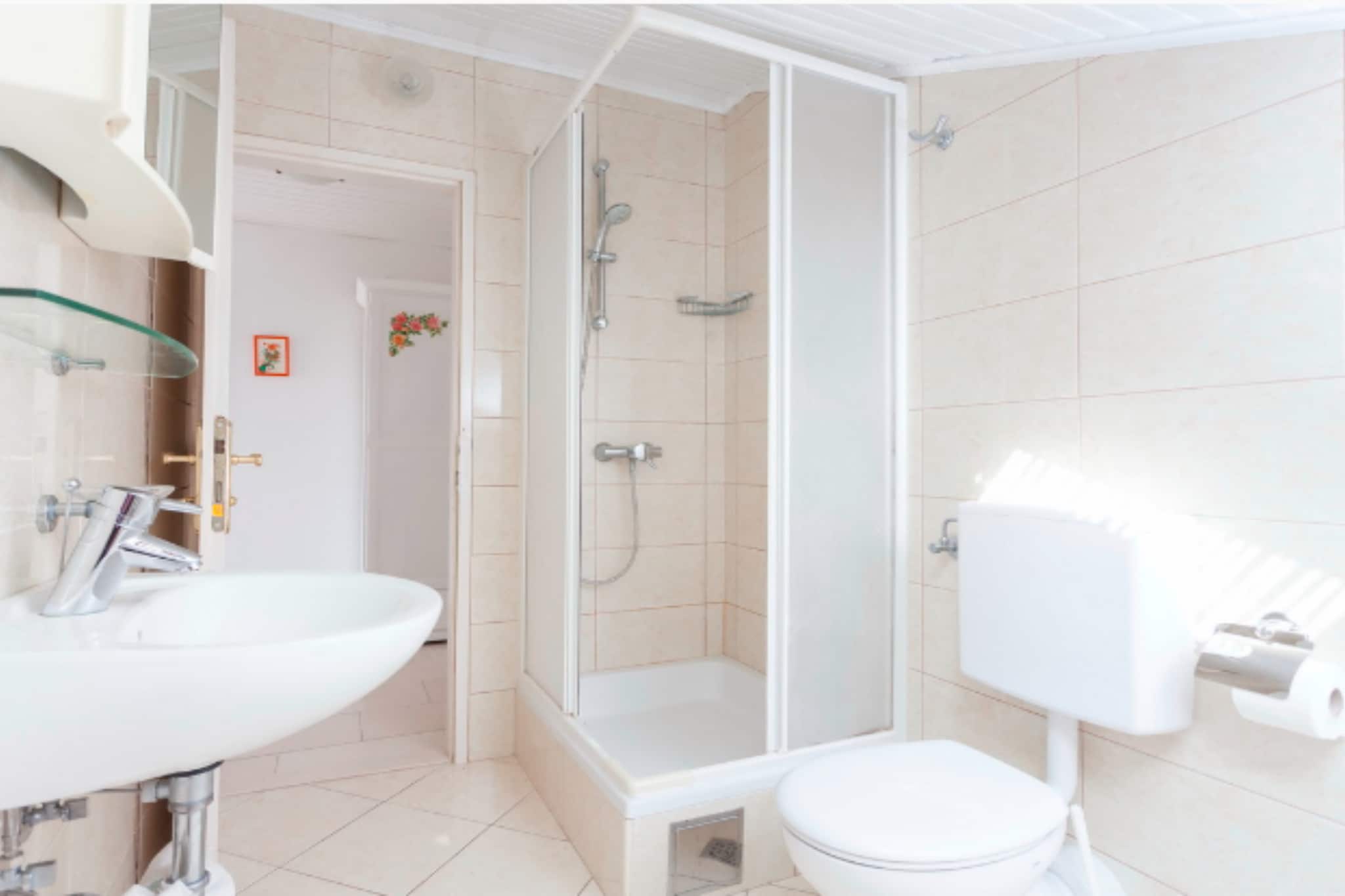Apartments Lili - Two Bedroom Apartment with Sea View 3-Bathroom