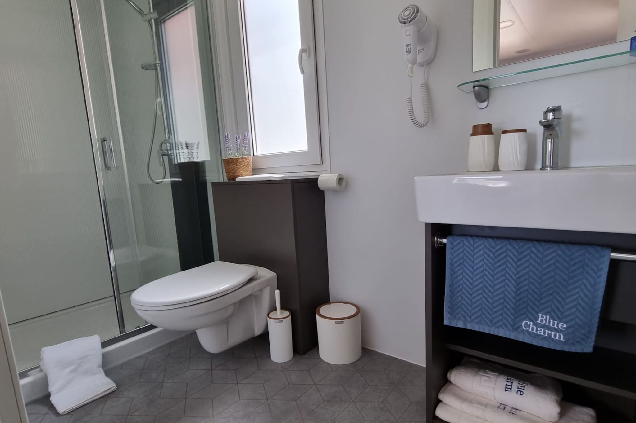 Blue Charm Mobile Home - Two Bedroom Mobile Home ( M10)-Badezimmer