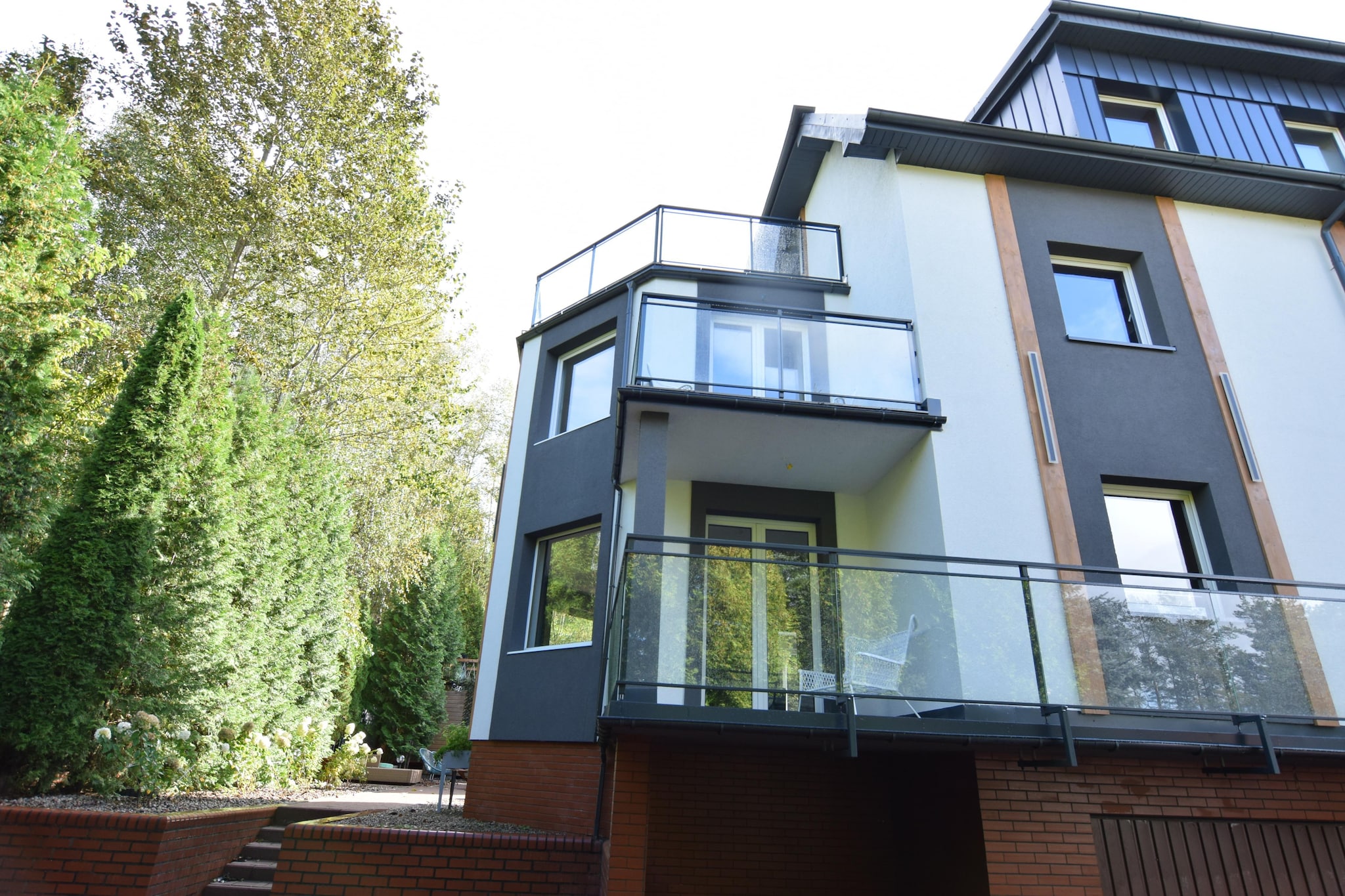 Spacious, modern and stylish holiday apartment on the third floor of a resort. From the roof terrace you have a view of Lake Radunskie (one of the largest lakes in the so-called Kashubian Switzerland). The apartment is comfortably furnished and has everything that guarantees a carefree holiday.
From here you can quickly and easily reach all the attractions of the region as well as the open Baltic Sea or Gdansk.