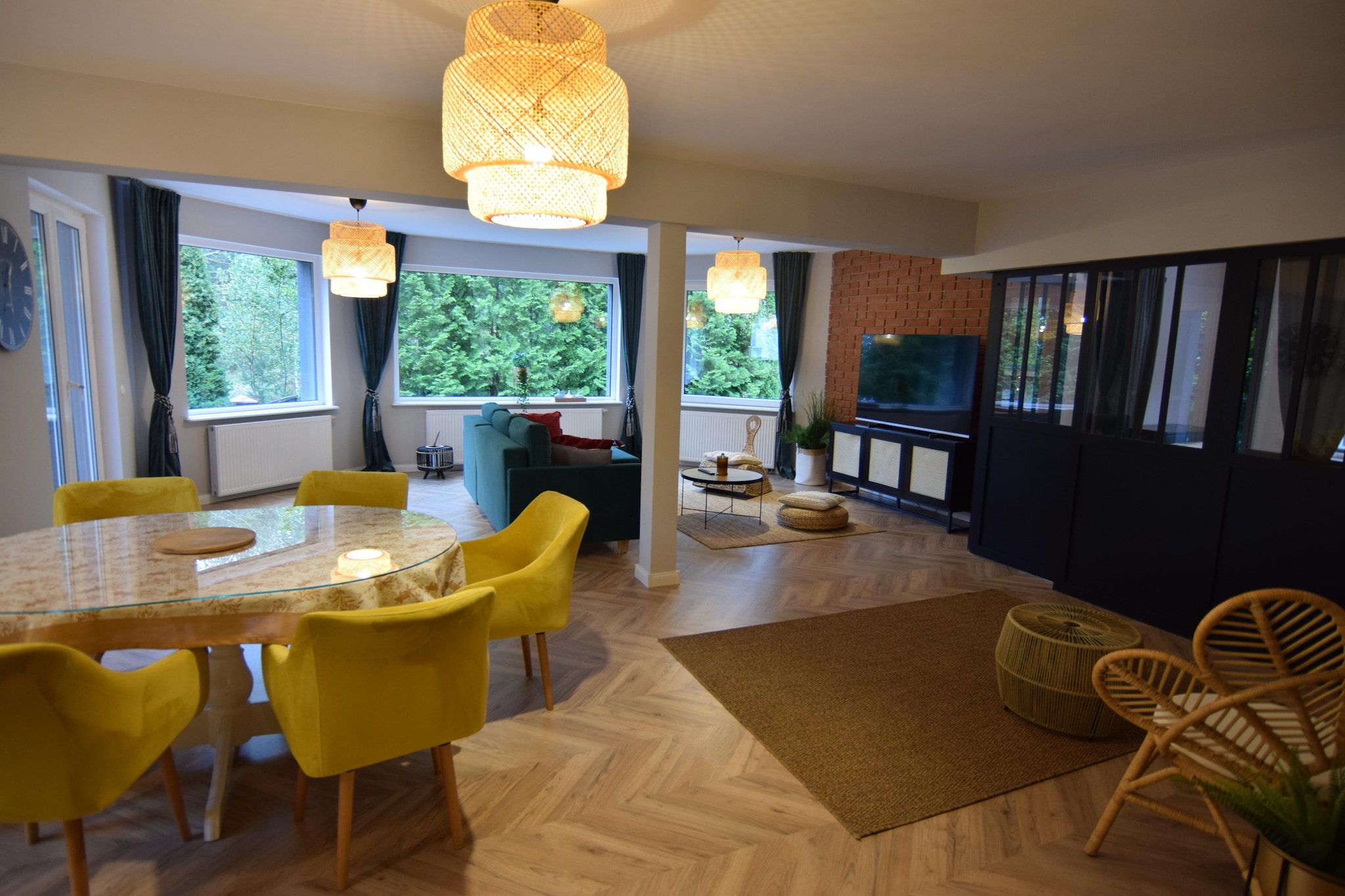 Spacious, modern and stylish holiday apartment on the third floor of a resort. From the roof terrace you have a view of Lake Radunskie (one of the largest lakes in the so-called Kashubian Switzerland). The apartment is comfortably furnished and has everything that guarantees a carefree holiday.
From here you can quickly and easily reach all the attractions of the region as well as the open Baltic Sea or Gdansk.