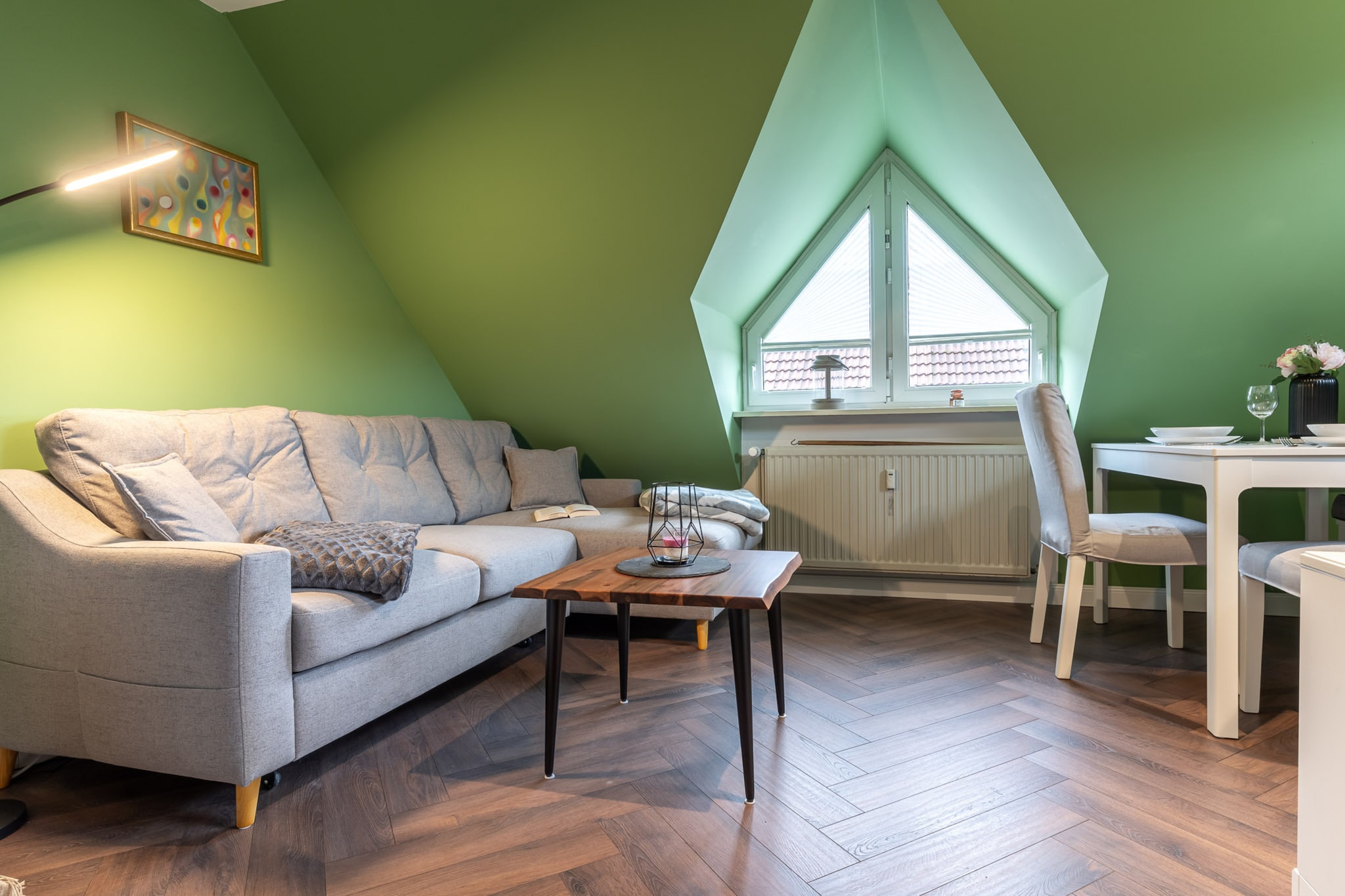 Attic: (open kitchen(hob(2 ring stoves, induction), electric kettle, toaster, hood, coffee machine, oven, dishwasher, fridge(+ freezer)), Living/diningroom(TV(cable, flatscreen), dining table, seating area, radio), bedroom(double bed), bathroom(tumble dryer, shower, washbasin, toilet, washing machine, hairdryer))\n\nheating, Towels/Sheets (Incl.)