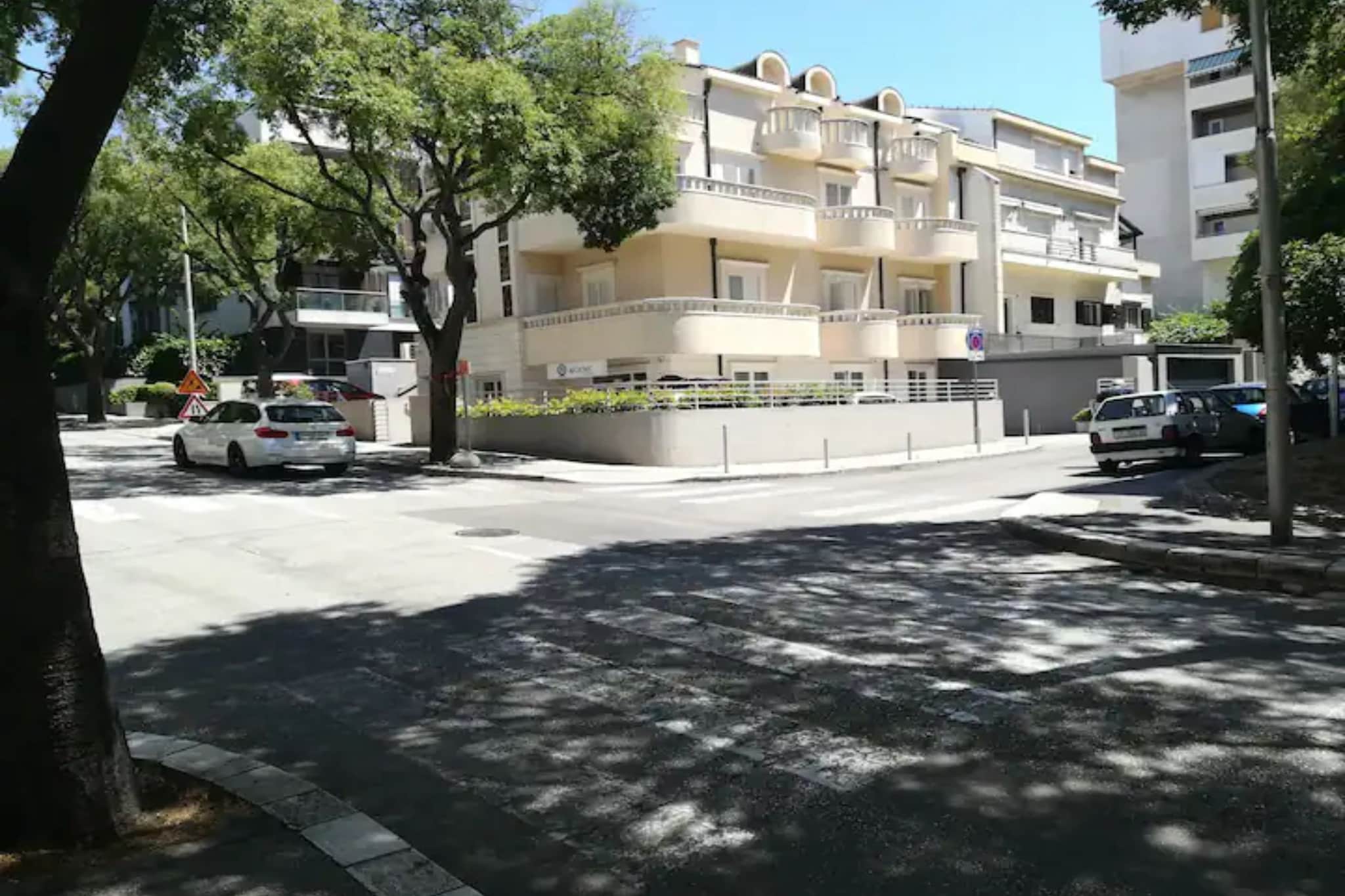 Friendly Well Located Family Apartment - One bedroom apartment-Außenbereich