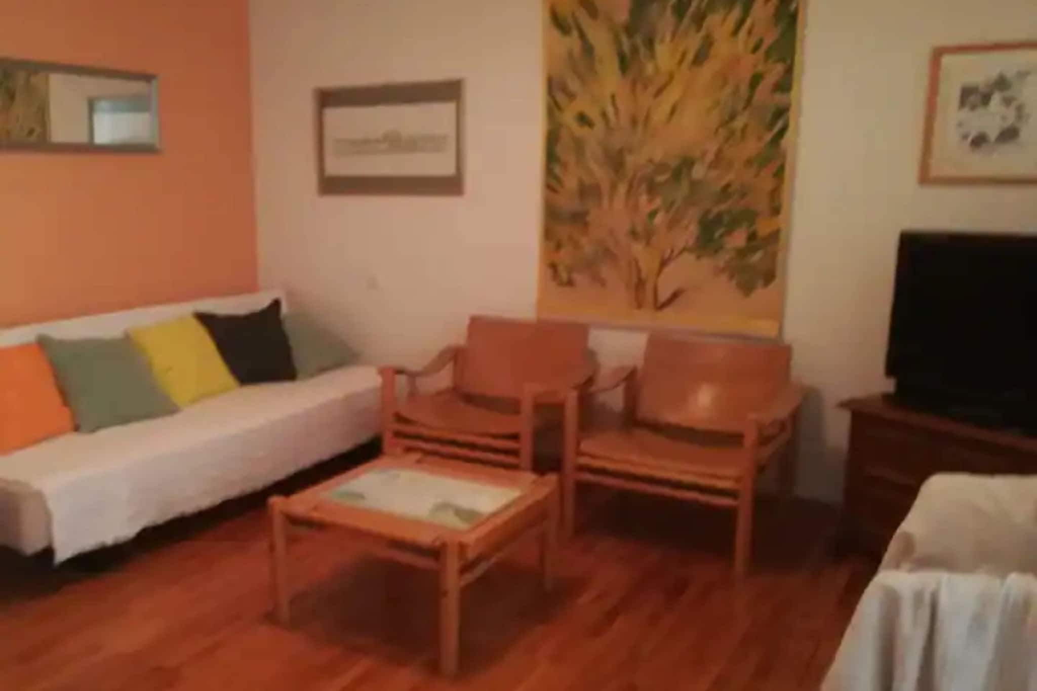 Friendly Well Located Family Apartment - One bedroom apartment-Wohnzimmer
