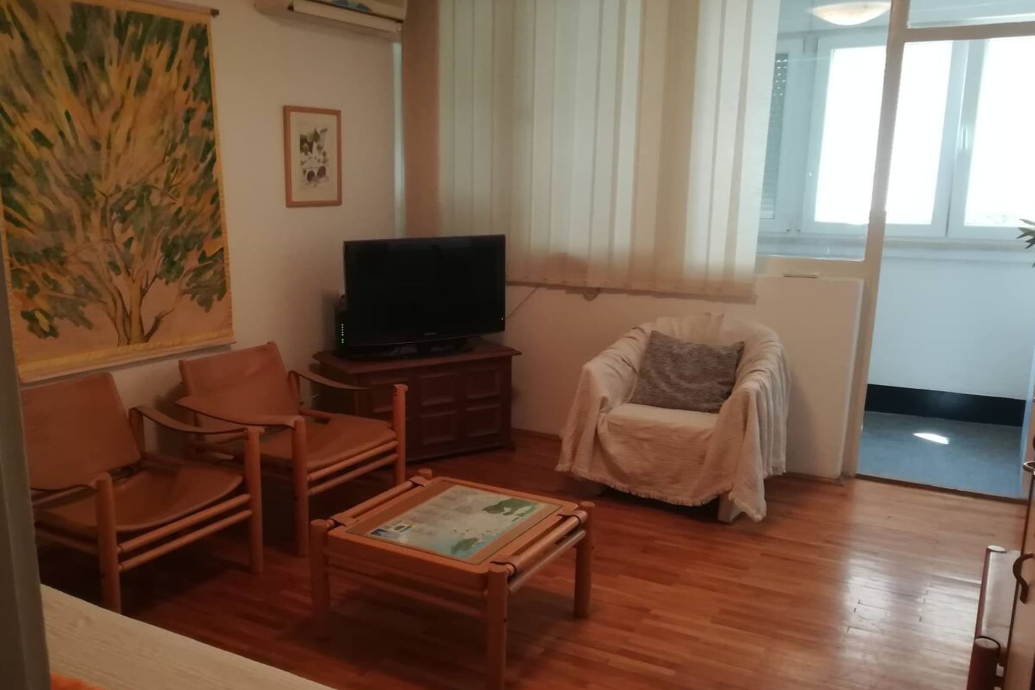 Friendly Well Located Family Apartment - One bedroom apartment-Wohnzimmer