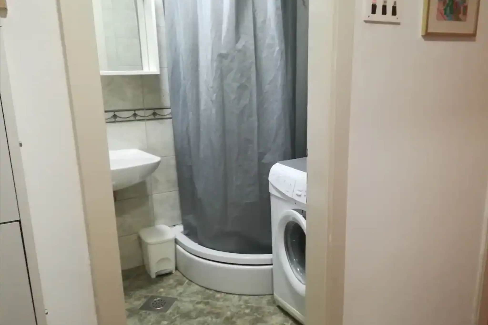 Friendly Well Located Family Apartment - One bedroom apartment-Badezimmer