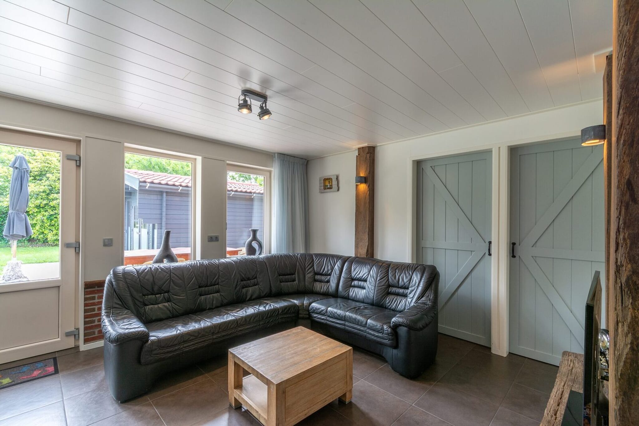 Ground floor: (Living room(TV(flatscreen), seating area), open kitchen(dining table, hob(4 ring stoves, gas), electric kettle, toaster, hood, coffee machine(filter), combination microwave, dishwasher, fridge-freezer, dishes and cutlery(Bowls, chopsticks, plates, cups, etc.), Cooking basics(Pots and pans, oil, salt and pepper)), bedroom(double bed(180 x 200 cm)), bedroom(double bed(180 x 200 cm)), bedroom(single bed(80 x 200 cm), single bed(80 x 200 cm)), bathroom(shower(walk-in shower), washbasin, toilet))\n\nInternet access, washing machine, heating(floor heating), terrace, garden, bicycle storage, garden furniture, parking, parasol, high chair, drying cabinet, baby crib(free)