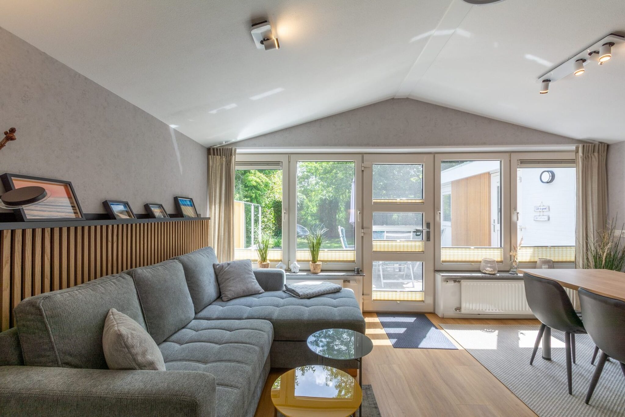 Peaceful Nature Escape by the Dunes
Tucked away at the edge of the car-free Garnekuul park in Callantsoog, this charming holiday home is a true retreat for two. Overlooking the serene Kooibos nature reserve, you’ll wake up to birdsong and sunshine, perfect for a peaceful getaway. The location offers total relaxation, yet it's just a short walk from the beach, making it ideal for couples and solo travelers alike.
Cozy Comfort with Modern Touches
Step inside to find a fresh and inviting living space with a plush sofa, intimate dining nook, and a sleek open kitchen equipped with everything you need to prepare your favorite meals. The garden doors open wide onto a private terrace and lush green backyard—complete with sun and shade for lazy afternoons. The cozy bedroom features a double bed and ample storage, while the modern bathroom includes a spacious shower, toilet, and sink. With central heating, a dishwasher, and washer-dryer, you'll feel right at home.
Dog-Friendly Adventures in Coastal Nature
Your four-legged friend is more than welcome here! Just 10 minutes away, the wide sandy beaches of Callantsoog await—with designated off-leash hours for joyful romps in the surf. Wander together through the nearby Kooibos trails or relax at beach pavilions like Woest or Paal 6, where dogs are welcome on the terrace. This home is a perfect base for pet lovers who want to explore the coast while enjoying peace, privacy, and comfort.