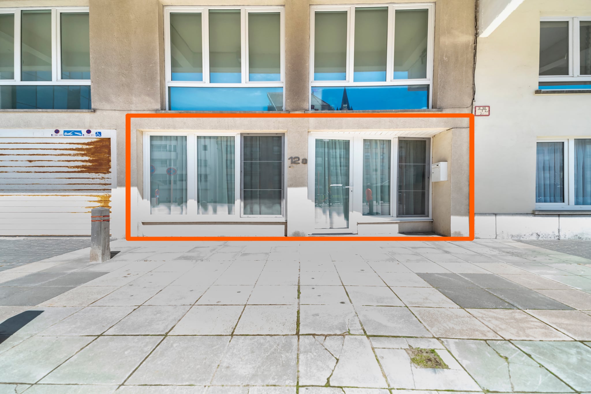 Ground floor: (Living room(TV, dining table, seating area, radio), Kitchen(electric kettle, coffee machine, oven, microwave, dishwasher, fridge-freezer, Juicer), bedroom(double bed(twin duvet, 180 x 200 cm), bunk bed(duvet, 90 x 200 cm)), bedroom(double bed(twin duvet, 180 x 200 cm)), bathroom(shower, hairdryer), Internet access, ironing board)