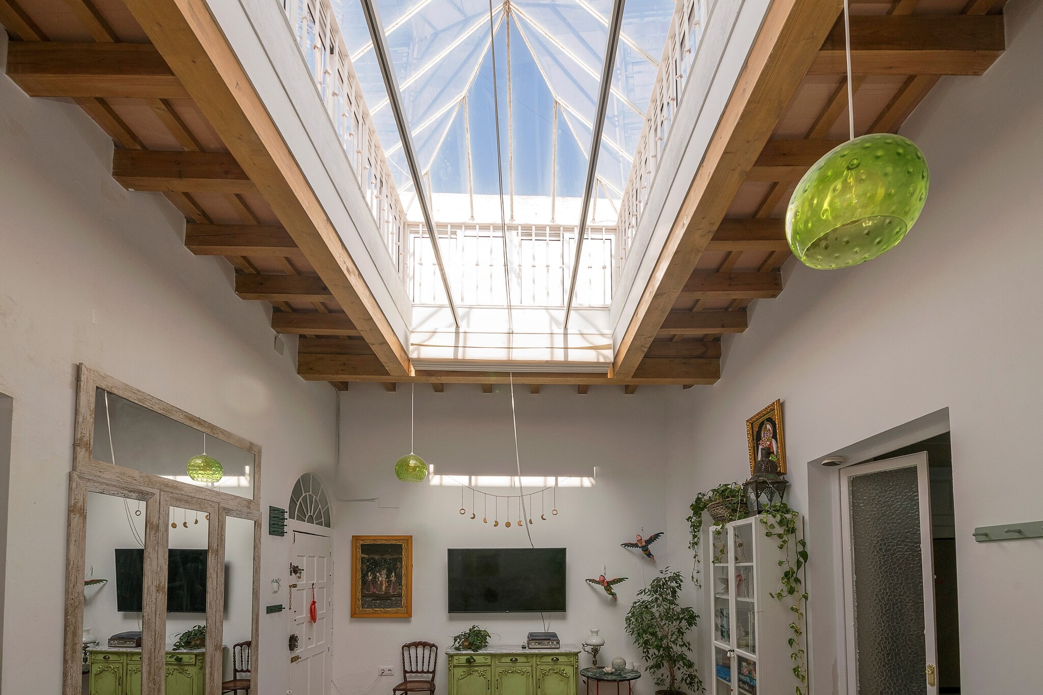 If you feel like exploring the south of Spain and immersing yourself in coastal spirit, this accommodation is ideal for a vacation. This charming apartment on the first floor of a historic building offers the perfect combination of serenity near the beach and the convenience of having the city center within reach.

Located on a first floor without lift, you will be greeted by a bright living room with a skylight ideal for relaxing while watching Smart TV or enjoying unforgettable moments with your loved ones. The ceramic hob kitchen is fully equipped with everything you need to cook comfortably. You will be able to enjoy the rich recipes on the table prepared for all guests. There is a washing machine, dryer, iron and ironing board. With three cosy bedrooms with double beds you will find the perfect space to rest and recharge your batteries after a full day in the city. A full bathroom with bathtub completes your stay.

CÃ¡diz is a beautiful Andalusian city known for its history, beaches, and culture. Moreover, the city has a special charm due to its location on a peninsula surrounded by the sea. Just 400 meters from the accommodation, you'll find La Caleta Beach, a small bay with golden sands and calm waters perfect for relaxing and enjoying the sun. It is located between Santa Catalina Castle and San SebastiÃ¡n Castle, both with impressive architecture and offering panoramic views of the city and the sea. We encourage you, therefore, to stroll along the beautiful promenade, visit the PÃ³pulo neighborhood, full of narrow cobblestone streets and charming corners, explore the Central Market of Abastos, and, of course, delight in discovering the delicious local cuisine, specializing in fish. Consult the advertiser for possible charges. Pets are not allowed. The holding of events is forbidden. 
Distances
Beach: 0.400 km - Playa de La Caleta
Airport: 130 km - Aeropuerto de Sevilla
Golf course: 19.8 km - Villa Nueva Golf & Croquet
Town: 0.400 km - CÃ¡diz
Train station: 5.6 km - CÃ¡diz
Bus stop: 0.400 km - CÃ¡diz
Ferry: 2.8 km - CÃ¡diz
Hospital: 0.280 km - Hospital Pascual San Rafael
Tourist license: VUT/CA/08129