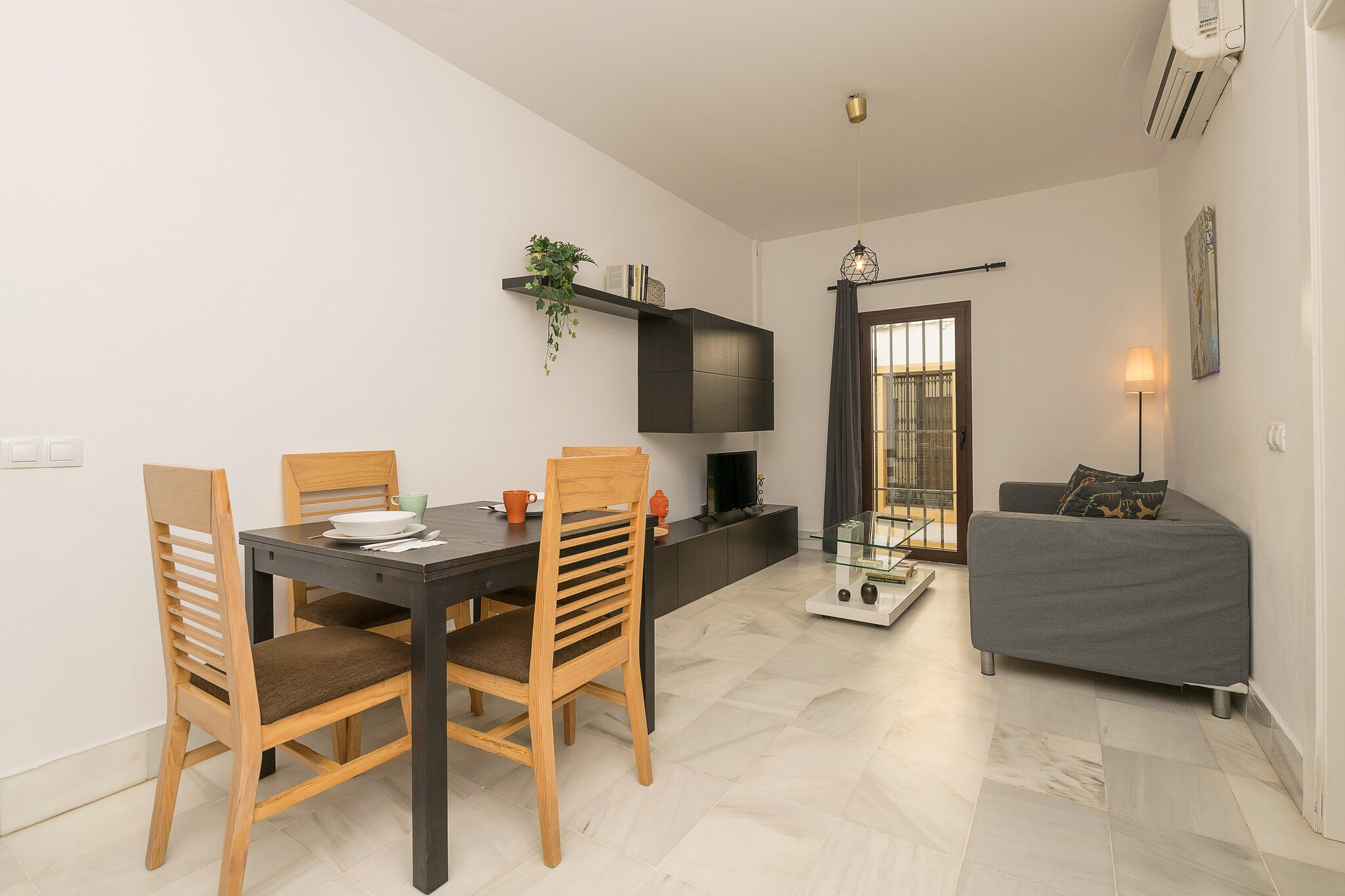 On the 1st floor: (Living room(TV, dining table, seating area, air conditioning), Kitchen(toaster, cooker, coffee machine, fridge-freezer), bedroom(double bed), bedroom(single bed, single bed), bathroom(shower, washbasin, toilet, washing machine))