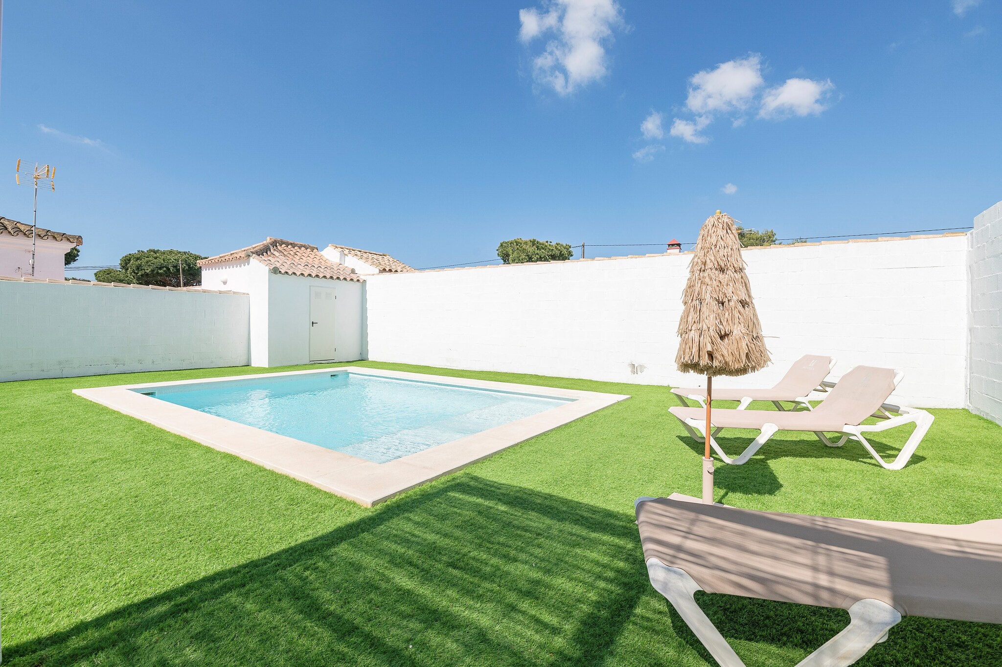 Outside the property you will find a private swimming pool with dimensions of 7x5m and a constant depth range of 1.70m. You will also find a porch with a mobile barbecue where you can prepare delicious dishes and chat with your companions. There is a bathroom with shower outside.

The layout of the villa is on one floor, where the interior has a bright living-dining room equipped with a fan and Smart TV. The open-plan kitchen is ceramic hob and has all the necessary utensils for comfortable cooking. There is a washing machine, iron and ironing board. When it's time to sleep, you have three bedrooms at your disposal. Two of them have a double bed and the third has three single beds. All bedrooms have a fan and wardrobe. Two bathrooms with shower complete your stay. If you are travelling with your baby we can provide you with a cot and a highchair. 

The centre of Chiclana is only a 10 minute drive away and is a town with a wide variety of tourist facilities such as restaurants, bars and shops and is an ideal place to also enjoy its stunning natural beauty, with extensive cliffs and mountains. We recommend that you head to the coast as in just 7 minutes by car you can find yourself at the Playa de la Barrosa, a coastal gem with crystal clear waters that stretches for several kilometres and is ideal for long walks by the sea. Consult the advertiser for possible charges. Pets are not allowed. The holding of events is forbidden. There is exterior parking for 2 cars.  
Distances
Beach: 3.3 km - Playa de la Barrosa
Airport: 59.8 km - Aeropuerto de Jerez
Golf course: 5.8 km - Iberostar Real Novo Sancti Petri Golf Club
Town: 5.2 km - Chiclana de la Frontera
Train station: 6.1 km - Chiclana de la Frontera
Bus stop: 0.800 km - Chiclana de la Frontera
Ferry: 30.3 km - CÃ¡diz
Hospital: 1.6 km - Centro de Salud Los Gallos
Tourist license: VTAR/CA/04292You will have to pay the deposit amount at the arrival to the owner.