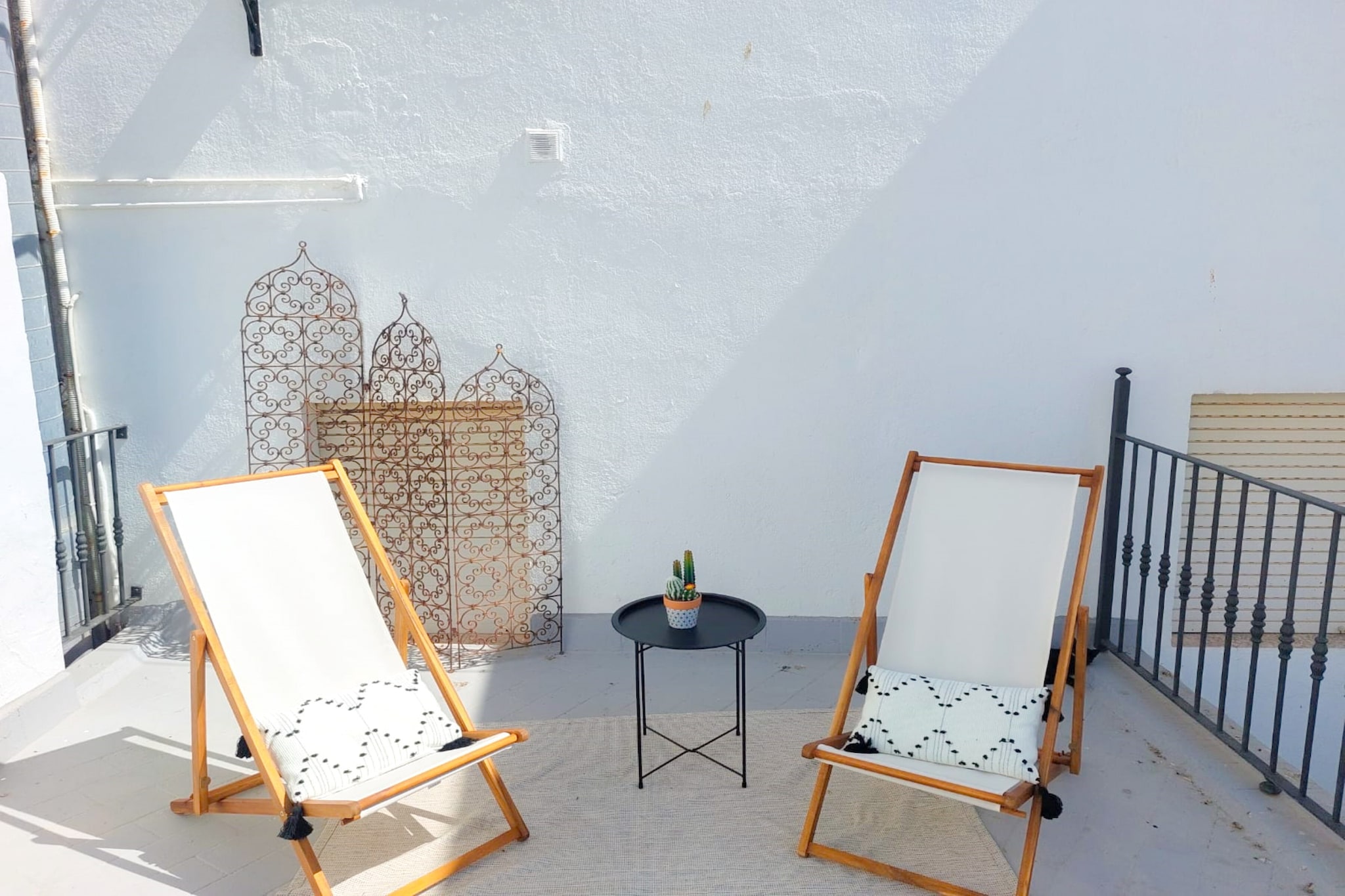 Situated in the heart of Vejer de la Frontera this flat offers you a terrace on the top floor where you can enjoy the picturesque views of the village while lying on the sun lounger and relaxing with a good book in the warm Mediterranean sun. Please note that you have neighbours nearby.

The ground floor offers all the amenities necessary for a comfortable stay. You will find a bright living room equipped with a Smart Tv perfect for entertaining after a day exploring the surrounding area. The kitchen is fully equipped with a ceramic hob and all the necessary utensils for you to cook in comfort. When it's time to sleep you will find a bedroom with double bathroom and en-suite bathroom with shower. There is also a washing machine, iron and ironing board. 

The flat is ideally located for easy access to local shops, restaurants and bars where you can enjoy the delicious cuisine and lively atmosphere that characterises the region. You can also wander through the cobbled streets and up to the castle for breathtaking panoramic views of the city and the Atlantic Ocean. Discover the natural beauty that surrounds the area with activities such as hiking and cycling. If you want to take a dip, head to nearby beaches such as Barbate beach or El Palmar and enjoy the sun and crystal clear water.

There is no cot or high chair. Consult the advertiser for possible charges. Pets are not allowed. The holding of events is forbidden. 
Distances
Beach: 11.7 km - Playa de Barbate
Airport: 81.3 km - Aeropuerto de Jerez
Golf course: 7.4 km - Dehesa Montenmedio - Golf & Country Club
Town: 0.085 km - Vejer de La Frontera
Train station: 31 km - Chiclana de La Frontera
Bus stop: 1.3 km - Vejer de la Frontera
Ferry: 63.4 km - CÃ¡diz
Hospital: 0.700 km - Centro de Salud Virgen de la Oliva (Vejer de La Frontera)
Tourist license: VTAR/CA/03510