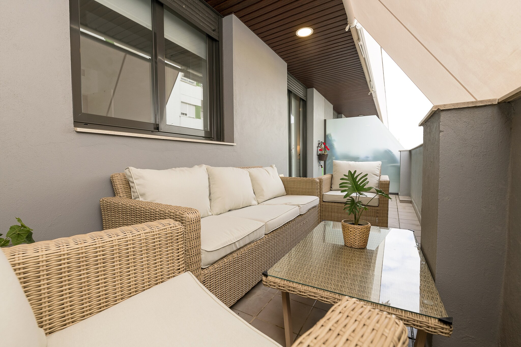 The modern apartment offers a spacious terrace, fully furnished and equipped to enjoy the good weather with your loved ones. After a day at the beach, you can relax in the terrace's seating area and enjoy al fresco meals and dinners.

The charming apartment, located on the first floor of a building with a lift, has been carefully decorated with great style. The main space brings together the relaxation area, the bar with stools, and the impressive kitchen area where, in addition to the ceramic hob, you will find all the necessary equipment to cook delicious dishes. The laundry room, with a washing machine, iron, and ironing board, is independent. Guests will find their rest in three lovely bedrooms: the first with a double bed and an en-suite bathroom with a shower, the second with a double bed, and the third with a trundle bed. There is another bathroom with a shower in the apartment. Finally, the house is equipped with centralized air conditioning, and we will provide a cot and a high chair if you are travelling with your baby.

Barbate, a charming town on the coast of Cadiz, captivates with its maritime beauty and fishing tradition. Its extensive golden sandy beaches, like the famous Playa de la Hierbabuena, offer a serene retreat by the Atlantic. Known for its active fishing port, Barbate is famous for its red tuna and traditional almadrabas. The old town, with narrow streets and white houses, reflects authentic Andalusian charm. Local cuisine stands out for its freshness and flavor, with restaurants serving sea delights. Barbate is an authentic coastal destination that invites you to discover the essence of Andalusian culture. Consult the advertiser for possible charges. Pets are not allowed. The holding of events is forbidden. 
Distances
Beach: 0.190 km - Playa Nuestra SeÃ±ora del Carmen
Airport: 79.2 km - Aeropuerto de Jerez
Golf course: 14.5 km - Dehesa Montenmedio - Golf & Country Club
Town: 0.450 km - Barbate
Train station: 37.1 km - Chiclana de la Frontera
Bus stop: 1.2 km - Barbate
Ferry: 66.4 km - Algeciras
Hospital: 13 km - Hospital La Jands
Tourist license: VUT/CA/14730Single Rental Registry: ESFCTU0000110240003615920000000000000000VFT/CA/147309