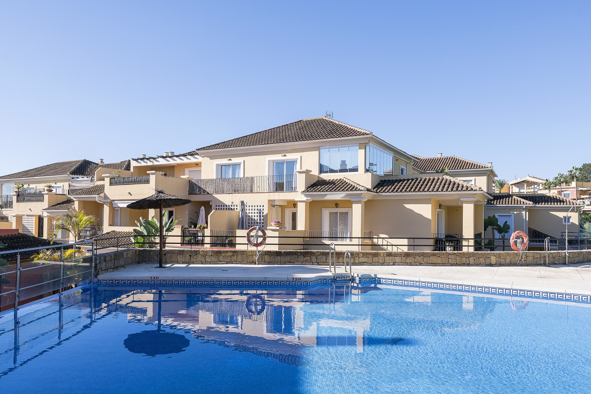 After spending the day sunbathing on the beach, playing golf on one of the many nearby courses, or hiking in the surrounding area, the best plan is to relax on the flat's large terrace after a refreshing dip in the 10 x 15 metre chlorinated communal swimming pool with a depth ranging from 1.5 to 3 metres.

The stylish flat, which is located on the first floor of a building with a lift, has all the comforts you need to enjoy your days off.  The spacious and bright living-dining room has access to the main terrace, Smart TV and a table for 8 people. The kitchen is independent and offers ceramic hob and all the necessary equipment to cook like at home. There is also a washing machine, iron and ironing board. Our guests can relax in 2 bedrooms, the first with a double bed and the second with 2 single beds, each with an en suite bathroom, one with a bathtub and the other with a shower. There is also an additional toilet. Finally, the house is equipped with ducted air conditioning. 

Sotogrande is an exclusive urbanisation located on the Costa del Sol, in the province of Cadiz, this community offers a perfect combination of beautiful landscapes, first-class infrastructure and high-end leisure activities. The heart of Sotogrande is its iconic marina, a world-class yacht harbour that is home to some of the most impressive vessels in the Mediterranean.  Golf enthusiasts can enjoy some of the most prestigious courses in Europe, including the famous Real Club Valderrama, which has hosted numerous elite golfing events. Sotogrande has facilities for horse riding, tennis and polo, as well as miles of golden sandy beaches where water sports such as surfing, sailing and paddle surfing can be enjoyed.

The community pool is open from 1 June to 31 August.

There is no cot or high chair. Consult the advertiser for possible charges. Pets are not allowed. The holding of events is forbidden. There are parking space for 1 cars in the garage. Please note that the opening and closing dates of the communal pool are subject to community regulations and may vary depending on the season, without prior notice. Updated information will be available upon your arrival.
Distances
Beach: 4.3 km - Sotogrande
Airport: 103 km - Aeropuerto de MÃ¡laga - Costa del Sol
Golf course: 0.650 km - Club de Golf la CaÃ±ada
Town: 0.220 km - Guadiaro
Train station: 18.8 km - San Roque - La Linea
Bus stop: 0.2 km - Pueblo Nuevo Guadiaro
Ferry: 28.4 km - Algeciras
Hospital: 4.3 km - Centro de Salud San Enrique
Tourist license: VUT/CA/16741Single Rental Registry: ESHFTU00001101200079496000200000000000000VFT/CA167411