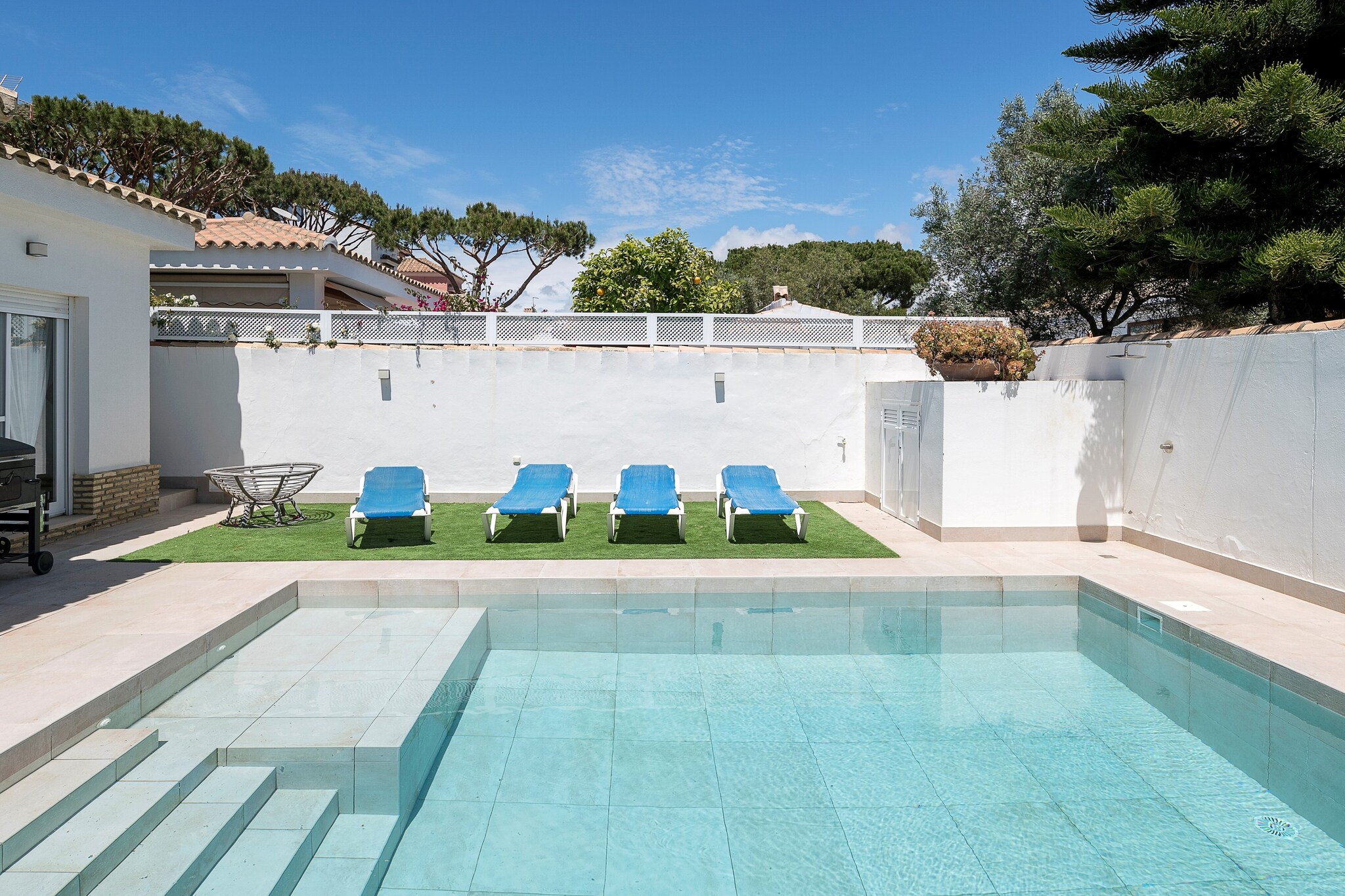 Living room, Kitchen(cooker, oven), bedroom(double bed), bedroom(double bed), bedroom(bunk bed), bathroom, bathroom, coffee machine, microwave, dishwasher, fridge-freezer, shower, shower, washbasin, washbasin, toilet, toilet, air conditioning, air conditioning, garden, garden furniture, 6x sun loungers, BBQ, parasol, swimming pool, children\'s bed, high chair