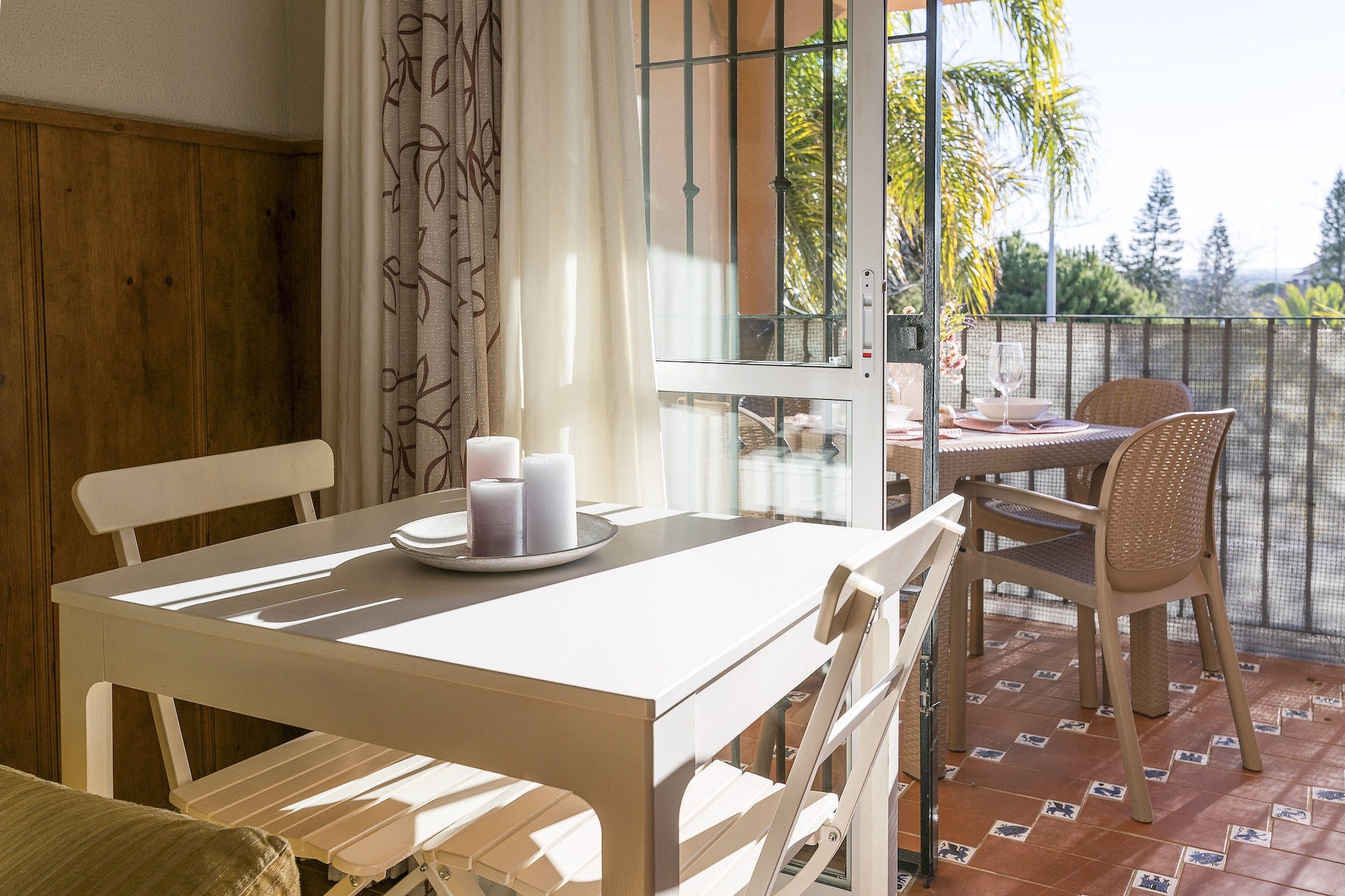 Living room, Kitchen(cooker, microwave), bedroom(2x single bed), bedroom(double bed), bathroom, garage, coffee machine, fridge-freezer, bath tub, washbasin, toilet, swimming pool, children\'s bed, high chair