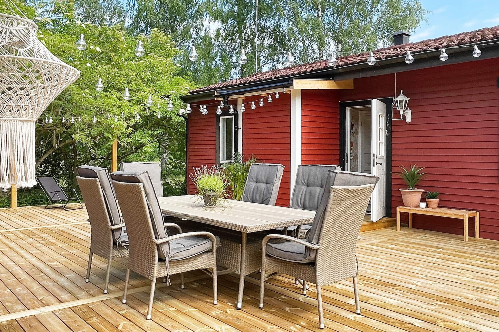 Fantastic summer houses with the little extra in beautiful DjursnÃ¤s. The houses are incredibly beautifully decorated by a professional interior designer who has done their utmost to ensure that you feel at home and have a wonderful stay. The house is located in a quiet and lovely summer resort area where you can enjoy the atmosphere on your walk to the beautiful beaches in Syrsan/Porsviken. You also have a beautiful nature reserve, DjursnÃ¤s Kase, nearby. You have a wonderful large penthouse with outdoor furniture where you can have a great time and socialize or simply enjoy the peace, bird sounds, and atmosphere. On evenings, you can light up the lanterns for maximum coziness under the starry sky. The large house has a pleasant kitchen where you can prepare your meals. You have a spacious and beautifully furnished living room with a dining table and sofa group. There are two nicely decorated bedrooms, each with a double bed. The adjacent guest house has two single beds. The bathroom is fresh with toilet, sink, and shower. There are various games, hantels, yoga mat, and exercise bands for those who want to use them. It's only 18 km to Loftahammar if you want to enjoy larger beaches, sea life, and fine restaurants. Gamleby is also a popular destination. In the summer town of VÃ¤stervik, you have a wider selection of shopping and restaurants. There's Lysingsbadet with a water park for kids. Both from Loftahammar and VÃ¤stervik, there are archipelago tours by boat. In Tindered, you'll find a fine restaurant nearby. The village of VrÃ¥ka is also worth a visit, with glassblowing, flea market, and ice cream cafÃ©. For younger visitors, a visit to Astrid Lindgren's World is popular. Or why not visit KolmÃ¥rdens Wildlife Park with a stop for ice cream in beautiful SÃ¶derkÃ¶ping on the way?