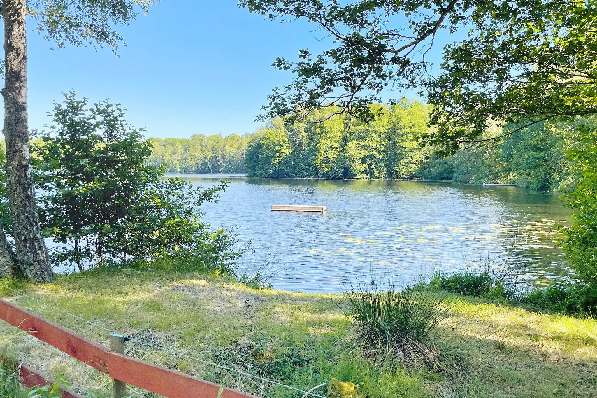 Here you find peace and quiet in green nature with the lake just below the house. The covered porch with outdoor furniture invites you to relax with a book or get together with friends and family around the garden table. The house has a good floor plan with a kitchen part straight ahead from the entrance. All amenities for self-catering are available here. A spacious living room with TV, only suitable for games, in front sofa with possibility of bed and armchairs to relax in. Also extendable dining table with chairs to gather around for communal meals. The bedroom with a double bed in the other part of the house is spacious and adjoins the bathroom with shower. There is a guest house on the property with additional sleeping places for four people. A bunk bed and a double bed make it possible to live many people in a small space. A small veranda here too to enjoy in the shade of the trees. In the garden there is a large space for play and activity and a large charcoal grill to use. On the small path from the garden down to the lake, you can easily take a cooling dip or a ride on the SUP board, which is available to borrow at the house. Down by the road to the lake, it is recommended to go a little to the left to be able to swim and use the jetty. The house is perfectly located to discover everything that Blekinge has to offer. Lots of green nature conservation areas to walk around and enjoy nature in. Also lots of lakes in the area give you the opportunity to try your luck at fishing. The proximity to Ronneby, which offers an idyllic small town with cafes, restaurants and attractions such as the beautiful Ronneby fountain park. Music events and exhibitions are organized here, as well as a large flea market every Sunday throughout the summer. The hotel adjacent to the park has a water park with a slide that can be recommended for young and old alike. In addition, the Ronneby river runs through the town and daily boat traffic goes out into the archipelago for those who want to discover Blekinge's fantastic island world. Welcome to beautiful Blekinge.