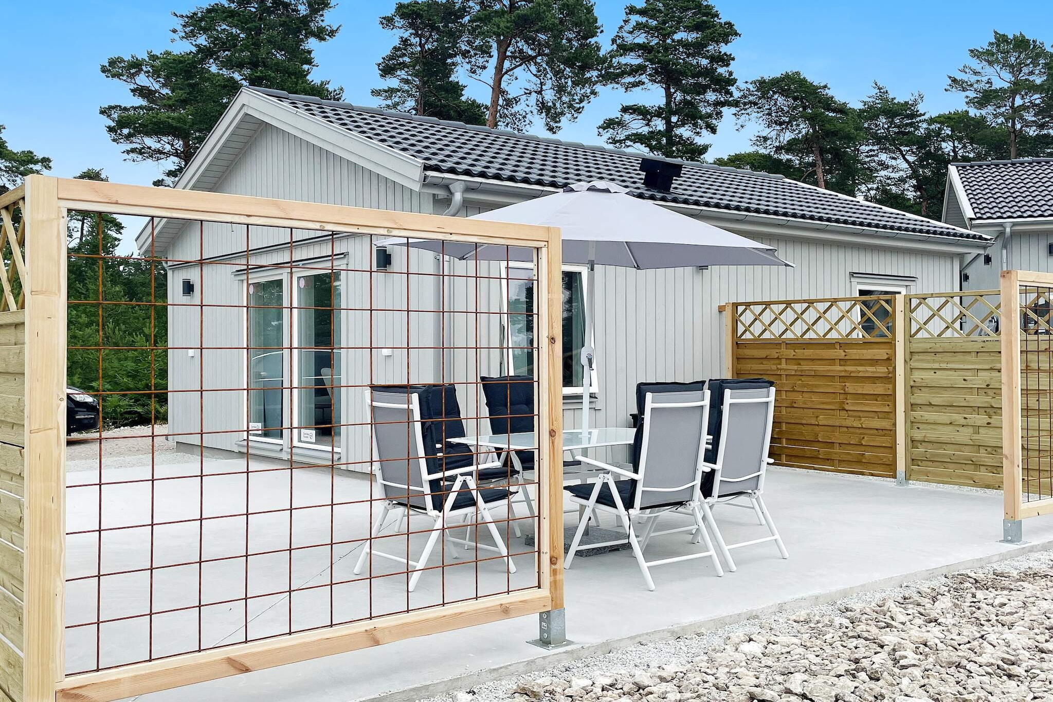 Welcome to this fantastic newly built house in FrÃ¶jel, situated along Gotland's most beautiful coastal stretch, where the majestic Stora and Lilla KarlsÃ¶ adorn the horizon by the sea! Here you will live very comfortably in a top-modern and newly built house from 2024 with carefully selected materials and access to a charging station for your electric car. Unbeatable proximity to fantastic beaches, beautiful nature, and so much moreâ€”don't miss this gem! You will live in a very pleasant area in a newly built house on a nice plot that will eventually flourish given the recent landscaping. Behind the house lies the owners' house, but you have a secluded large area and patio for your own use. The cottage has everything you need and more, with an open social floor plan between the kitchen and living room, large windows that give a sense of space. A comfortable kitchen with everything you need for cooking, including a dishwasher, kettle, and toaster. A nice dining area by the window overlooking the patio and a TV with Chromecast. Peaceful bedroom with a comfortable double bed and good storage options. Stylish, fully tiled bathroom with underfloor heating, washing machine, shower, sink, and a changing table on the counter. In the living room, there are two additional beds in a bunk bed and a foldable extra bed. There are blackout curtains for a good night's sleep. A travel cot is available on request before arrival. Large patio with a nice seating group with foldable chairs and a parasol for sunny days. Here you can enjoy lovely dinners and listen to the birdsong! The surrounding environment is perfect for recreation with a short walk to the sea where you can swim from beautiful sandy beaches, witness a sunset you won't soon forget, and walk along the dazzling coastline of Ekstakusten while gazing at the KarlsÃ¶ islands. You can also take a trip to Stora KarlsÃ¶ to see its beauty up close. In Djupvik harbor, there are fine fishing huts, where you can also swim, eat something tasty, and shop for Gotland handicrafts. If you desire a SPA experience, FrÃ¶jel Resort is just a stone's throw away. Southern Gotland has much to offer, from Hoburgen in the far south, beautiful NÃ¤rsholmen, magical beaches, golf, charming shops with local crafts, museum farms, to HolmhÃ¤llar's famous rauk area. Don't miss a visit to Visby Inner City with its rose-adorned alleys and the magnificent Visby City Wall. Welcome to this paradise!