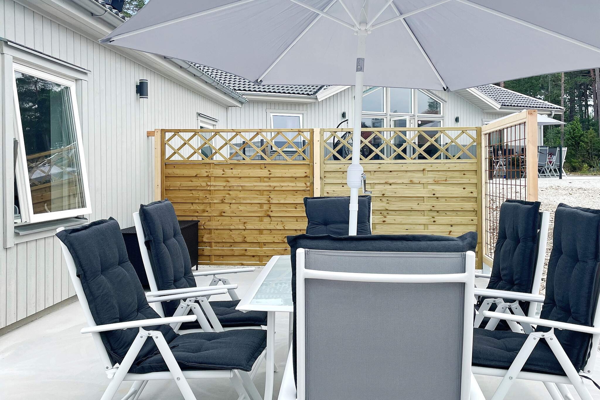 Living room(single folding bed, 2x bunk bed, TV, chromecast), Kitchen(stove(induction), coffee machine, oven, microwave, dishwasher, fridge-freezer), bedroom(double bed), bathroom(floor heating)(washbasin, shower, toilet, washing machine), heating(electric), garden furniture, parking, air to air heatpump