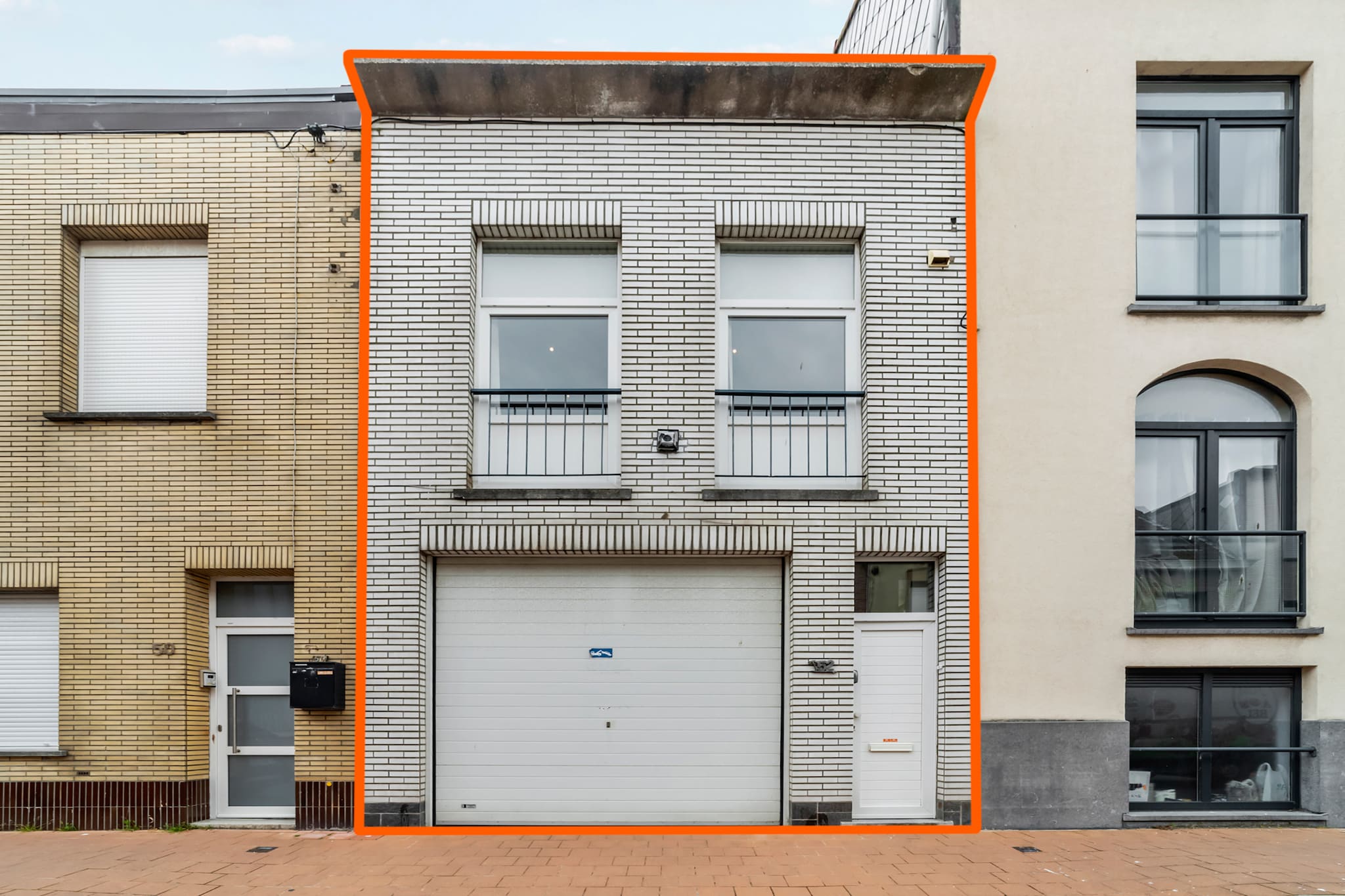 Ground floor: (Living room(TV, dining table, seating area), Kitchen(electric kettle, coffee machine, oven, microwave, dishwasher, fridge), bedroom(double bed(twin duvet, 160 x 200 cm)), bedroom(bunk bed(duvet, 90 x 200 cm)), bathroom(shower), toilet(guest toilet), bicycle room, garage, Internet access, terrace, deckchairs, toys)