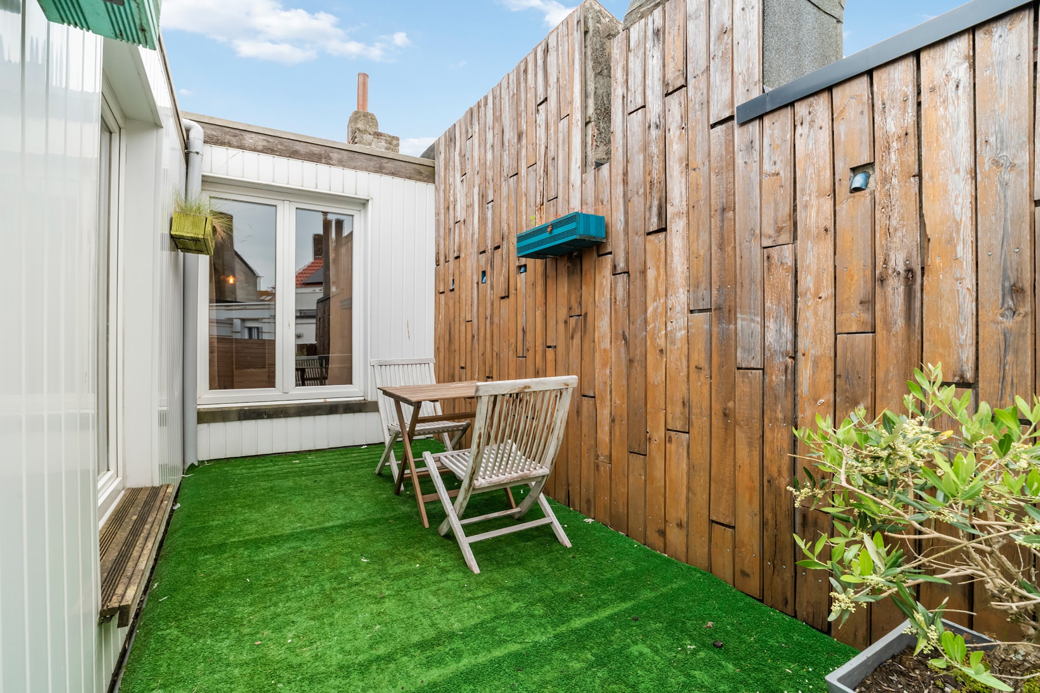 We are pleased to offer a two-bedroom vacation home in the quieter part of Blankenberge. On the first floor is a spacious garage, where the car can be safely stored. The house has a fully equipped open kitchen with adjoining living area and dining room. The house has two bedrooms: one with a double bed and a second with bunk beds, making the accommodation ideal for four people. The spacious, renovated bathroom has a walk-in shower and a separate toilet is available. The vacation home is a short distance from the marina and there is a streetcar stop nearby. The beach is 800 meters away. Within walking distance you will find cozy terraces and restaurants, where you can enjoy a carefree stay. Here you will completely relax during your well-deserved vacation. Caution: many stairs, not ideal for less mobile persons. Wifi: yes - parking: not included - sheets: bring your own - towels: bring your own.