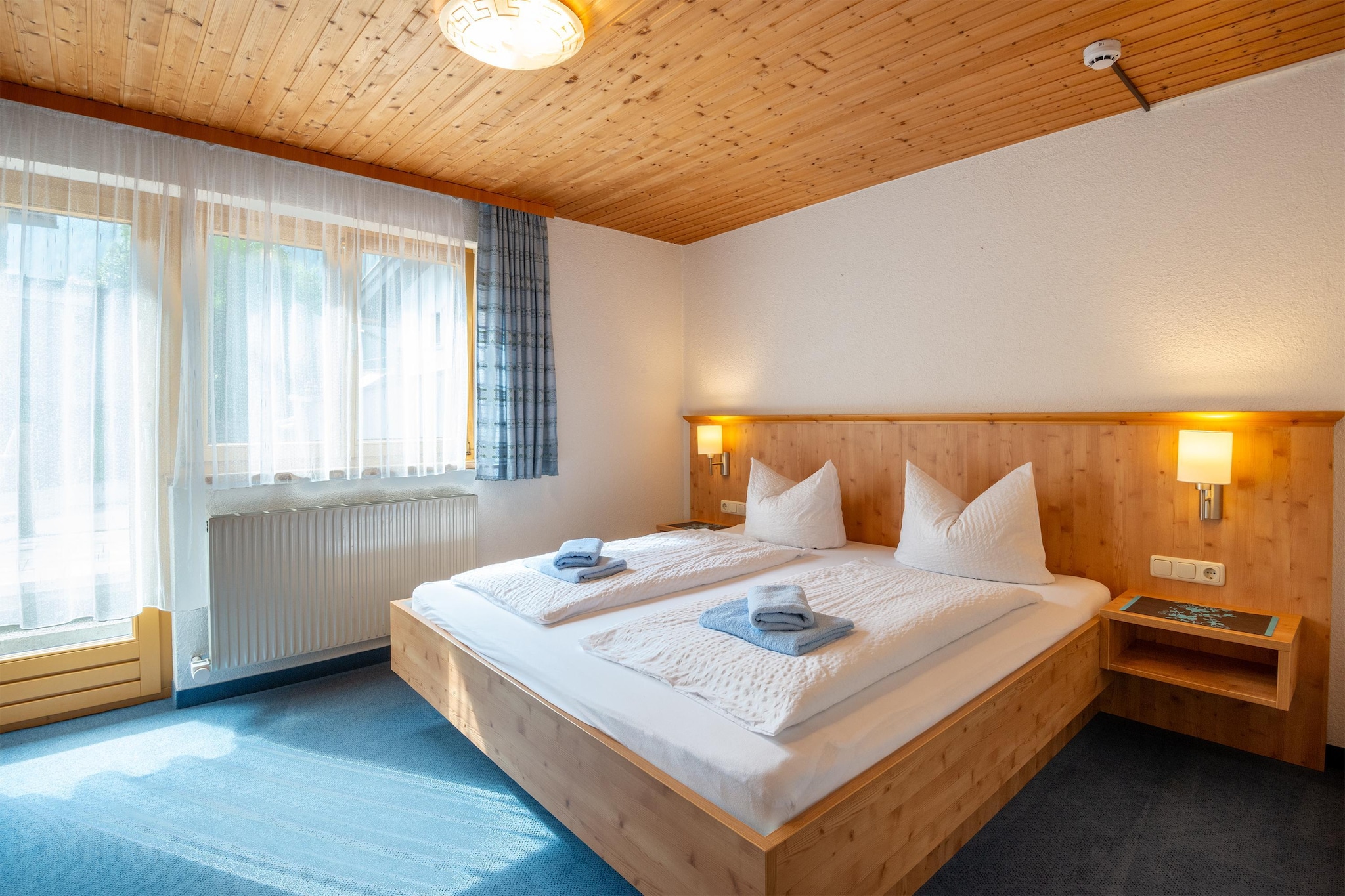 Ground floor: (relaxation area(shared entrance)(shower, solarium, sauna(paid)))\n\nOn the 1st floor: (Large kitchen(TV(cable), oven, microwave, fridge-freezer, balcony), bedroom(double bed), bathroom(shower, washbasin, toilet))\n\nBasement: (ski storage(shared entrance)(washbasin, ski boot heaters))\n\ncoffee machine, washing machine(paid), heating(central), garden(shared with other guests), garden furniture, BBQ, 2x parking, table tennis table, children\'s bed(on request), high chair