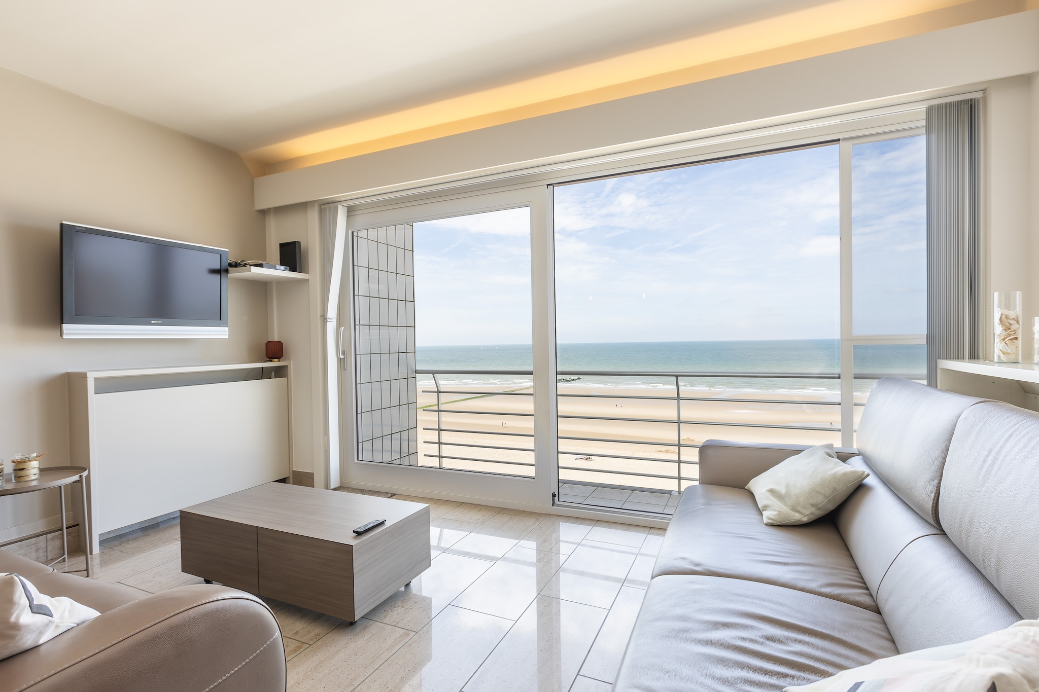 Enjoy an unforgettable holiday in this spacious apartment on the 6th floor, located on the seafront with stunning sea views. The apartment features 2 bedrooms: one with a comfortable double bed and one with 2 bunk beds, perfect for families with children.  The cozy and modern living room with open kitchen offers breathtaking sea views, ideal for enjoying breakfast, lunch, or a relaxed dinner with the sound of the waves in the background.  There are 2 bathrooms: one with a bathtub and separate toilet, and a smaller bathroom with a shower and single sink. Both bedrooms open onto a spacious rear terrace overlooking the Hinterland, where you can enjoy hours of sunshine and relax in peace.  This perfectly located seafront residence combines comfort, space, and an excellent location, making it the ideal base for a holiday by the sea.  Wifi: yes - parking: included - sheets: bring your own - towels: bring your own.