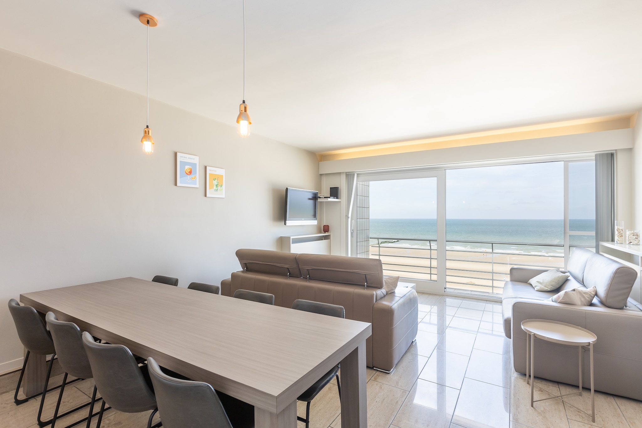 Spacious apartment on the seafront