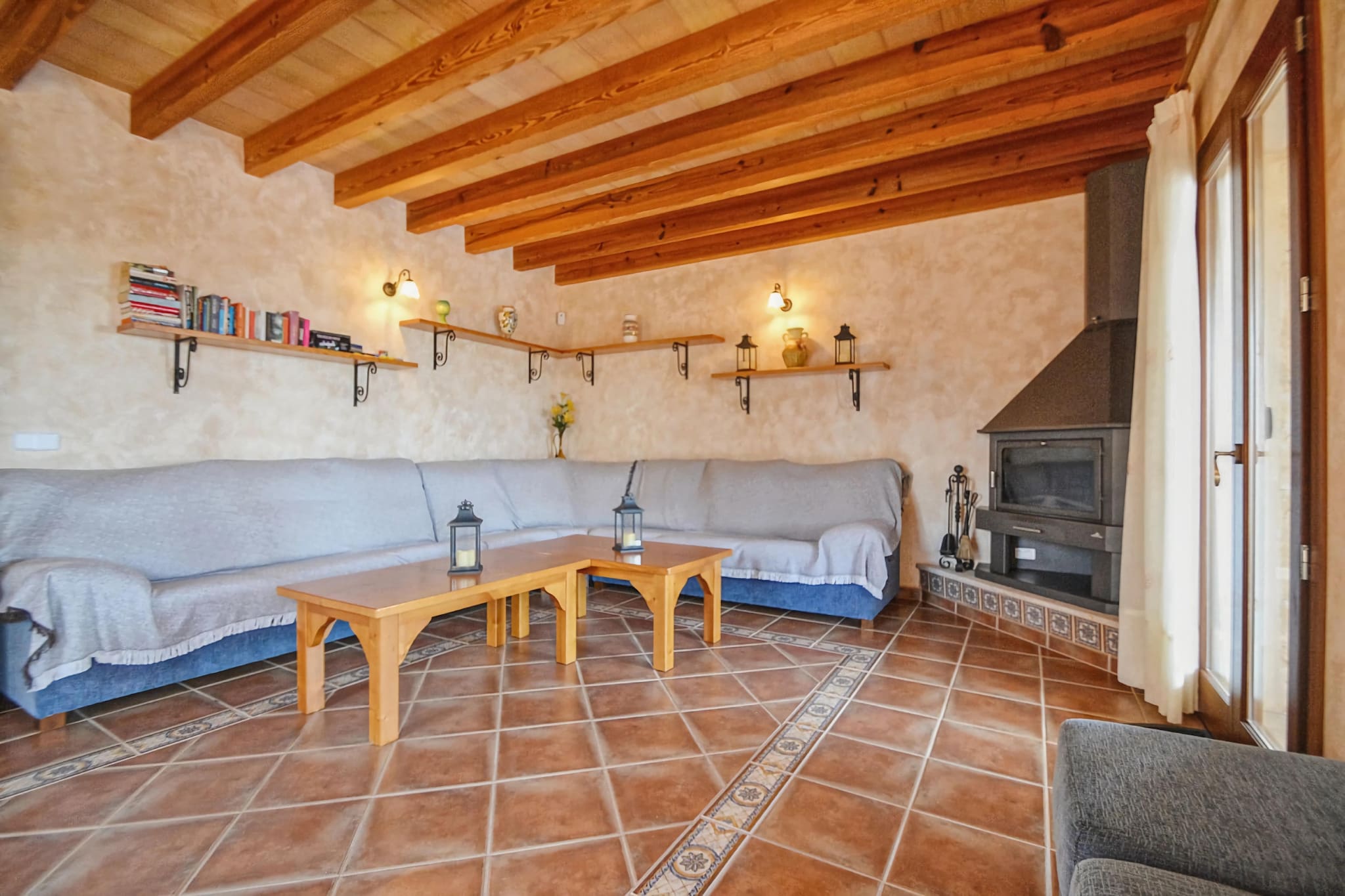 This farm is located in the east of the island on a plot of approx. 21,000 m², just before the well-known coastal towns of Cala Millor and Sa Coma, near their popular sandy beaches of the same name. The farm has capacity for 10 people. There are a total of 5 bedrooms spread over two floors, all with double beds and air conditioning and 5 bathrooms, 4 of them en suite.  
The nearest towns are Cala Millor Porto Cristo and Son Servera and the nearest beaches of Sa Coma and Cala Millor are about 5 minutes away by car. This farm is the ideal combination to relax with an unforgettable beach vacation. 
On the ground floor there is 1 double bedroom with en-suite bathroom and access to a private terrace. There is also 1 guest bathroom with toilet. Here you will also find the fully equipped kitchen with dishwasher, ceramic hob and oven, fridge/freezer and a large dining table. In the living room there is satellite TV, WiFi internet and fireplace. On the ground floor there is also a laundry room with a washing machine and dryer. On the upper floor there are a further 4 double bedrooms, 3 of which have en-suite bathrooms. The rooms have great views of the pool area and even the sea. The outdoor area has large, partially covered terraces, one with a dining table in front of the kitchen and another with chill out sofas. The pool area with a 11m x 5m pool is equipped with sun loungers and parasols. Here you will also find the covered barbecue and a small bathroom with shower and toilet.