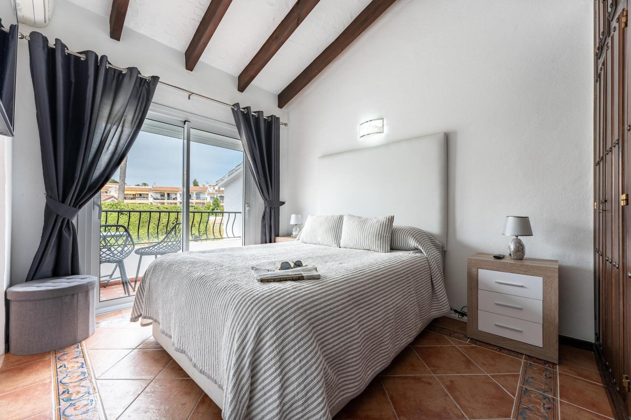 Discover your oasis of tranquility in Riviera del Sol!
We present you a charming apartment designed to offer you maximum comfort and spectacular views. This spacious apartment has two bedrooms, one of them with a private balcony perfect for enjoying the sea breeze every morning. In addition, you have two modern bathrooms equipped with a shower, ideal for relaxing after a day of exploring.
The open kitchen is fully equipped and connects harmoniously with the living room, where a cozy fireplace awaits you to create the perfect atmosphere on the cooler nights. From the living room, access a large terrace that offers impressive views of the pool, the city, and the sea in the background, providing an idyllic setting for your moments of relaxation.
Located just 3.5 km from the nearest beach, our apartment allows you to easily enjoy the golden beaches of Riviera del Sol. Additionally, the charming town of Mijas, known for its picturesque streets and rich culture, is just a short drive away. journey. For those wishing to explore further, vibrant cities such as Marbella and Fuengirola are close by, offering a variety of activities, gastronomy and entertainment.
Come and enjoy an unforgettable vacation in Riviera del Sol, where comfort, views and location combine to offer you a unique experience. Book now and experience the magic of the Costa del Sol!
