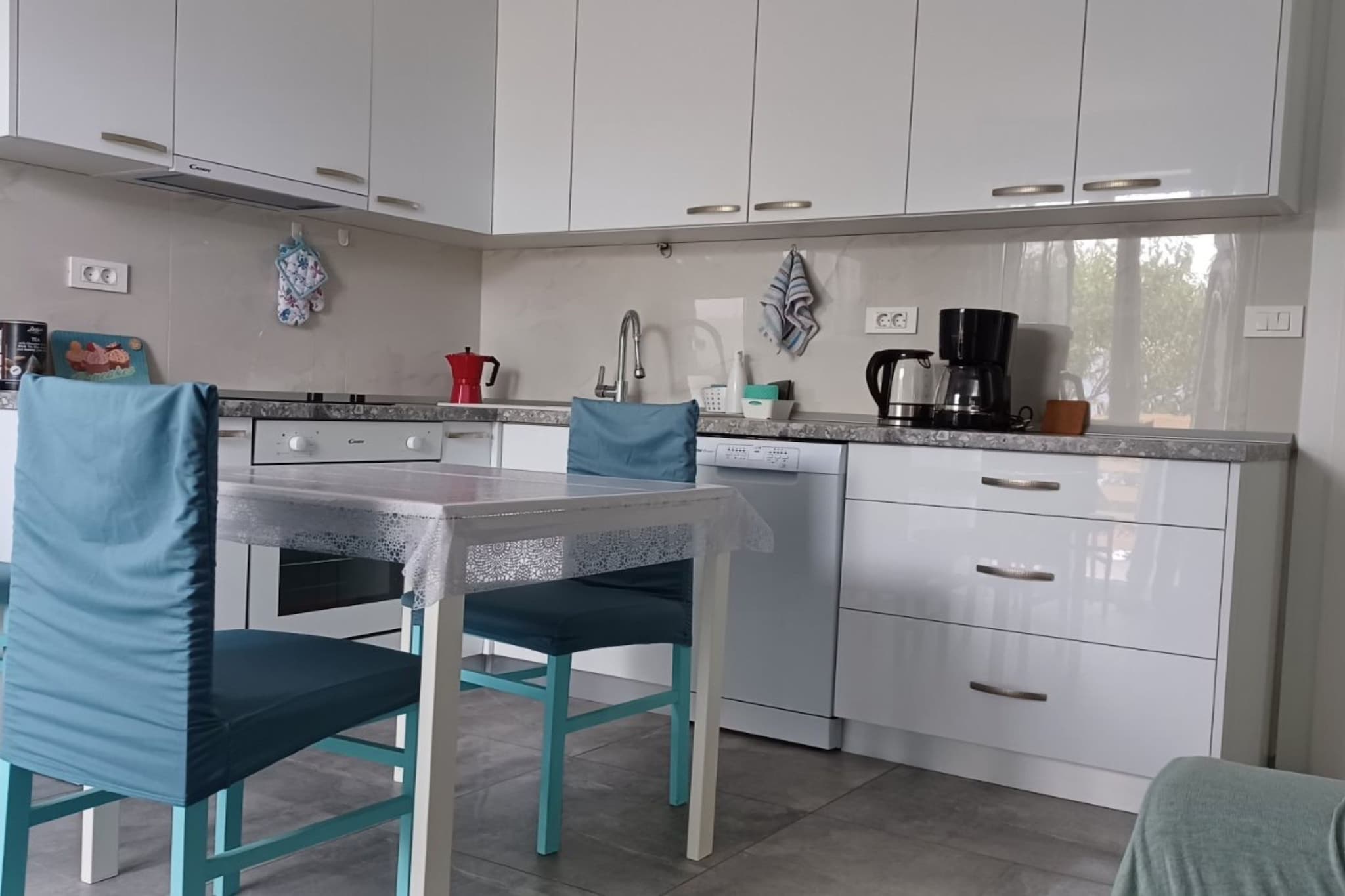 FreeMe Apartment - One Bedroom Apartment with Balcony and Sea View-Esszimmer