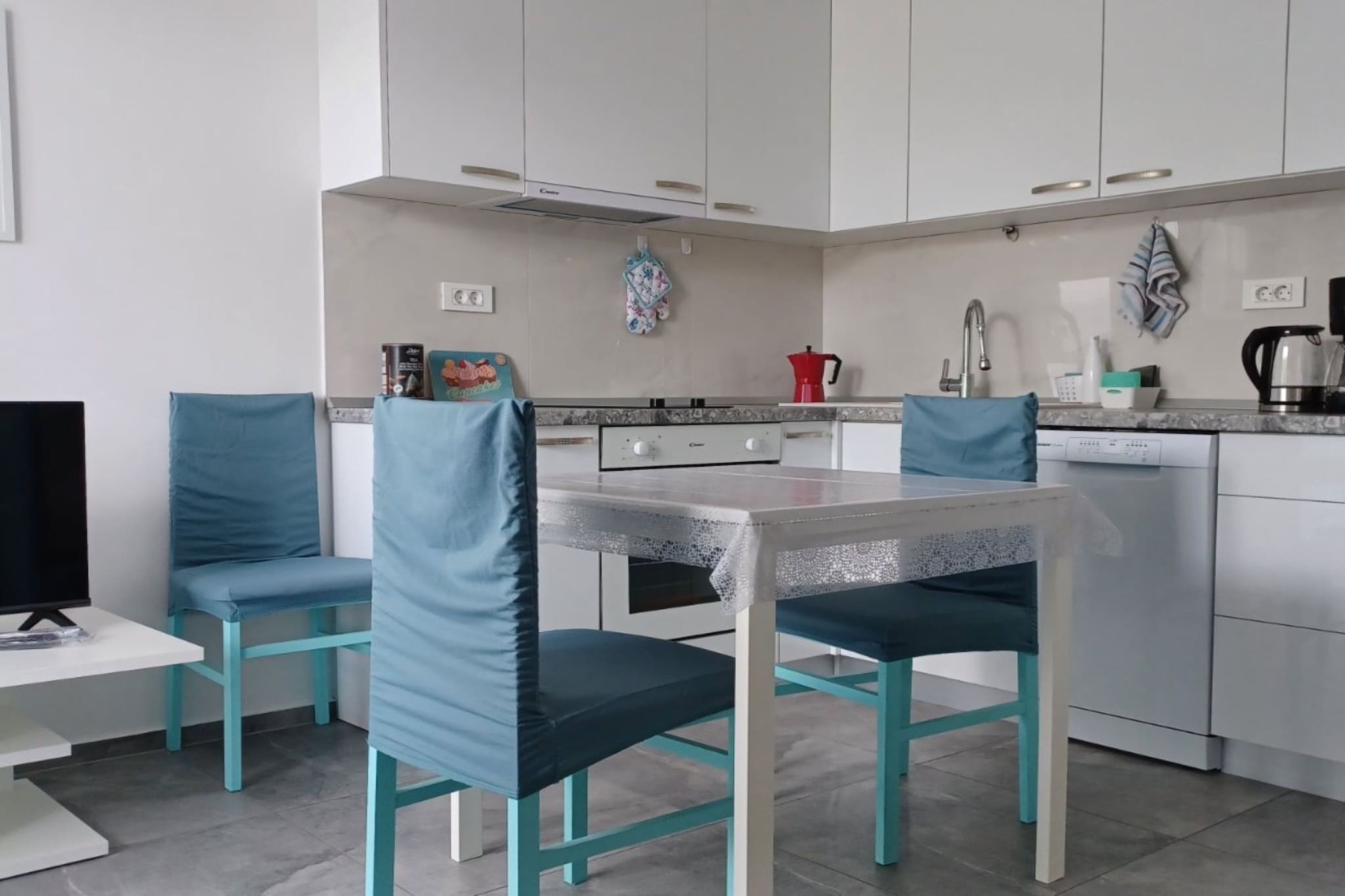 FreeMe Apartment - One Bedroom Apartment with Balcony and Sea View-Esszimmer