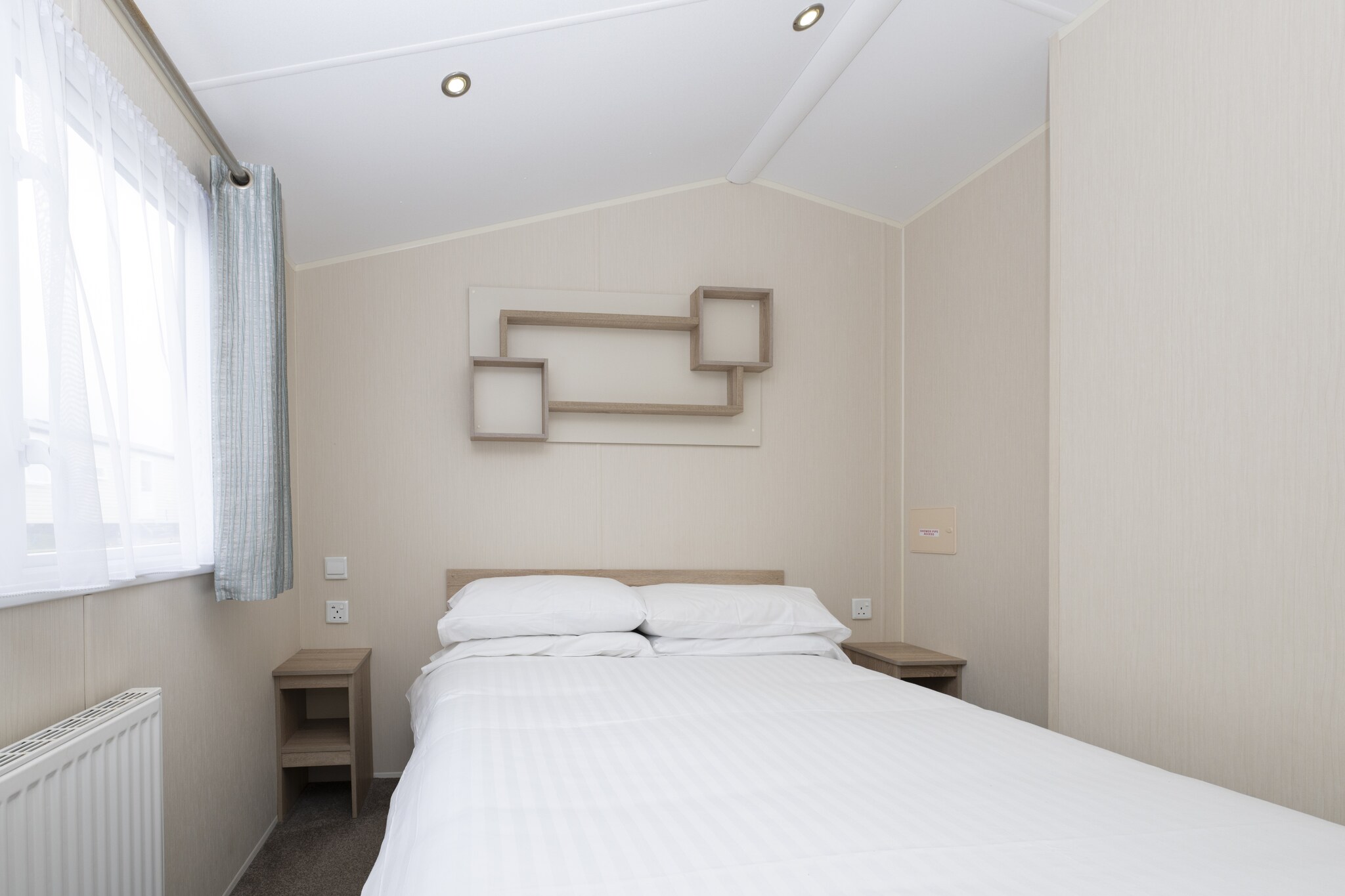 open kitchen(stove, electric kettle, toaster, oven, microwave, fridge, dishes and cutlery(Bowls, chopsticks, plates, cups, etc.)), Living/diningroom(double sofa bed, TV(smart TV), dining table), bedroom(double bed, Sheets incl., Towels/Sheets (Incl.)), bedroom(single bed, single bed, ironing board, iron), bathroom(shower, washbasin, toilet, hairdryer), parking, hot water, heating