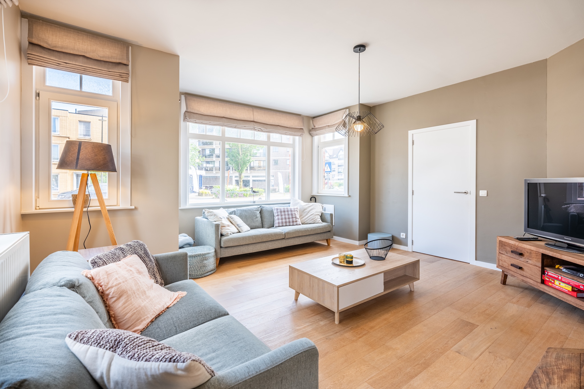 Typical renovated coastal villa with lounge area and open plan dining/kitchen area, parking for 1 car. There are 4 bedrooms, 1 bathroom and 3 toilets. Everything is close, because the villa is located in the center, 2 minutes from shops and restaurants and 400 meters from the sea. Below you will find a detailed description of the accommodation.

Layout
On the ground floor:

Hall with stairs, living room and dining room, fully equipped open kitchen with access to the side terrace, a toilet.

On the first floor:

1 large bedroom with a large double bed, 1 bedroom with a loft bed. There is a separate toilet in the night hall and a bathroom with shower/bath/double sink on this floor.

On the second floor:

1 large bedroom with a double bed and desk, 1 bedroom with a single bed and trundle bed as well as a desk. There is also a toilet in the night hall on this floor.

Outside:

From the kitchen you have access to the terrace (garden furniture in the garage). You can park one car in the driveway (slope) in front of the garage and one car in front of the living room.