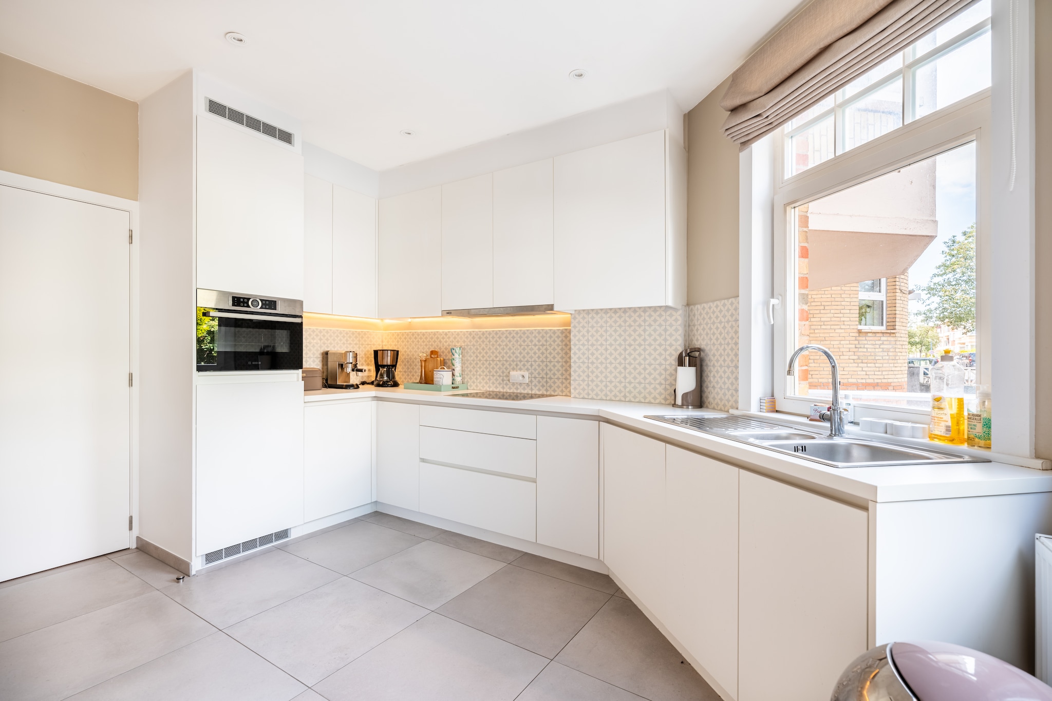 Ground floor: (hallway, Living room(TV(digital), seating area, balcony or terrace), dining room(dining table), open kitchen(hob(ceramic), toaster, hood, coffee machine(filter), oven, microwave, dishwasher, fridge, Hand blender), toilet(toilet))\n\nOn the 1st floor: (bedroom(double bed(twin duvet, 180 x 200 cm)), bedroom(bunk bed(duvet, 90 x 200 cm)), bathroom(bath tub, shower, washbasin, washbasin), toilet(toilet))\n\nOn the 2nd floor: (bedroom(double bed(twin duvet, 140 x 200 cm)), bedroom(single bed(duvet, 90 x 200 cm), single trundle bed(duvet, 90 x 200 cm)), toilet(toilet))\n\nterrace, garden furniture(8 persons), parking